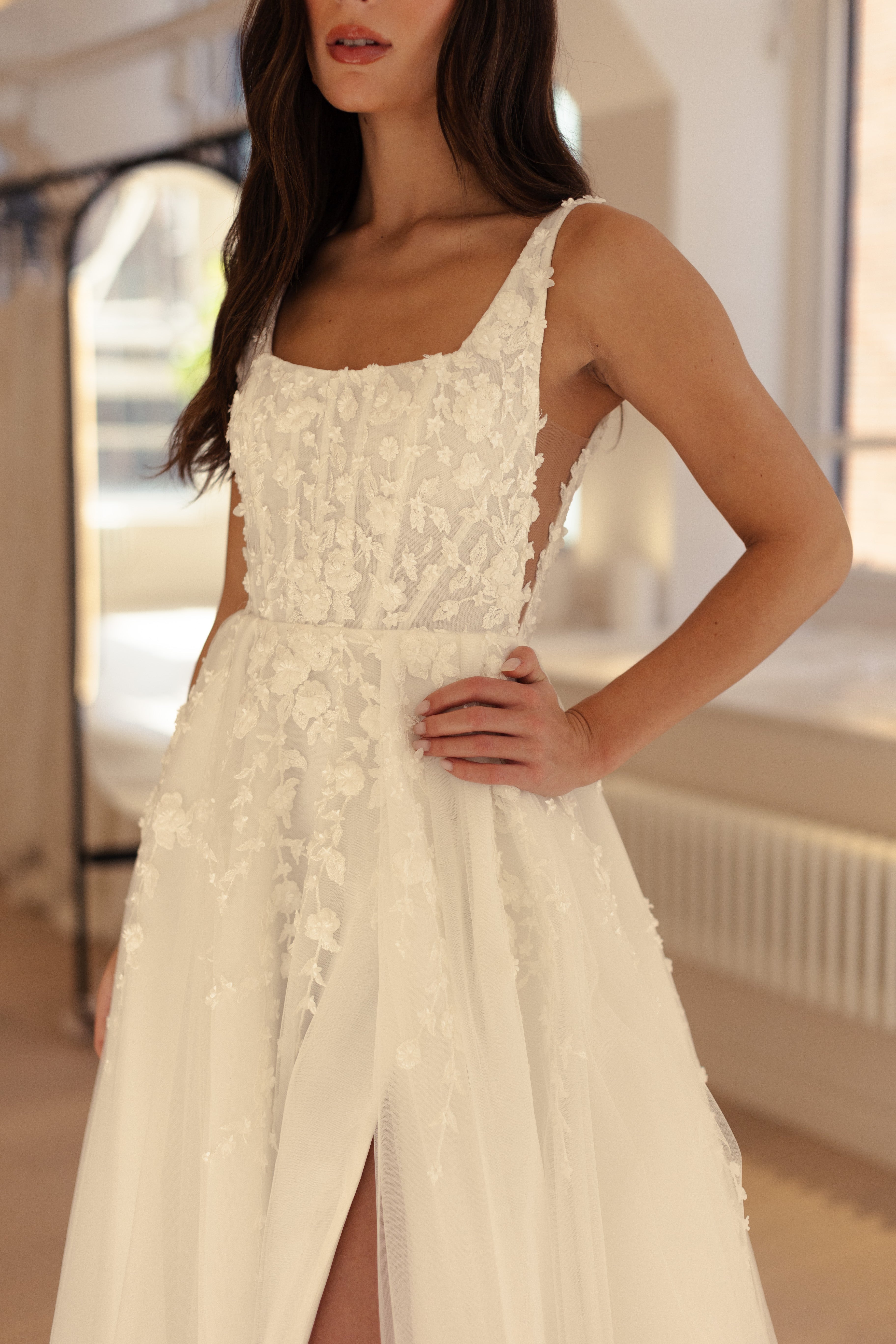 Modernes Brautkleid Zayn von MWL Bride in leichter A-Linie mit floraler 3D-Spitze und fließendem Tüllrock.