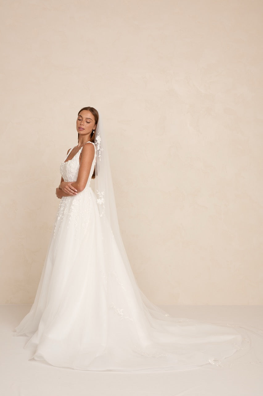 Brautkleid Zayn von MWL Bride aus floraler 3D-Spitze mit leichtem Tüllrock und moderner, femininer Silhouette.
