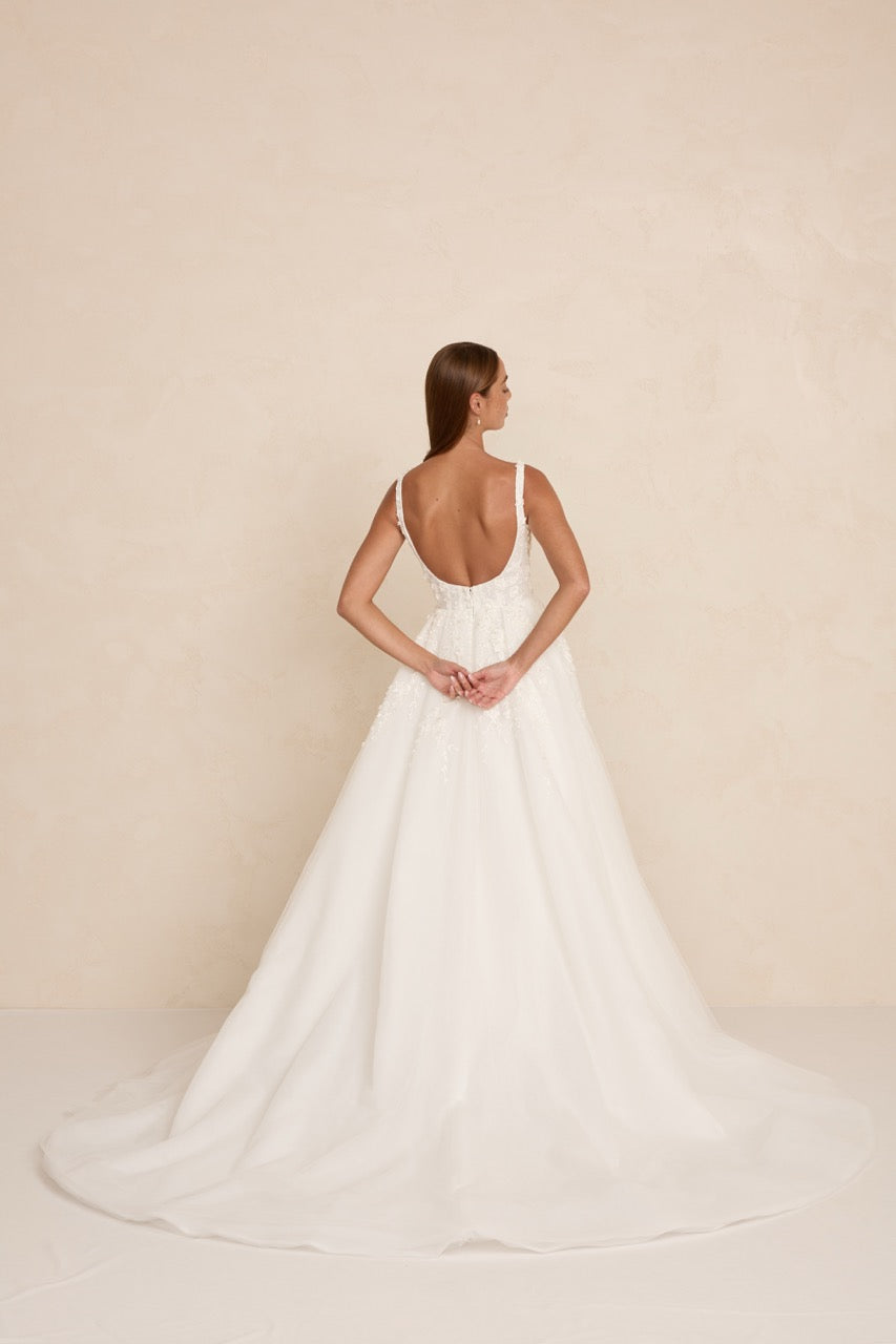 Brautkleid Zayn von MWL Bride mit leichter A-Linien-Silhouette, weichem Tüllrock und femininer 3D-Spitze.