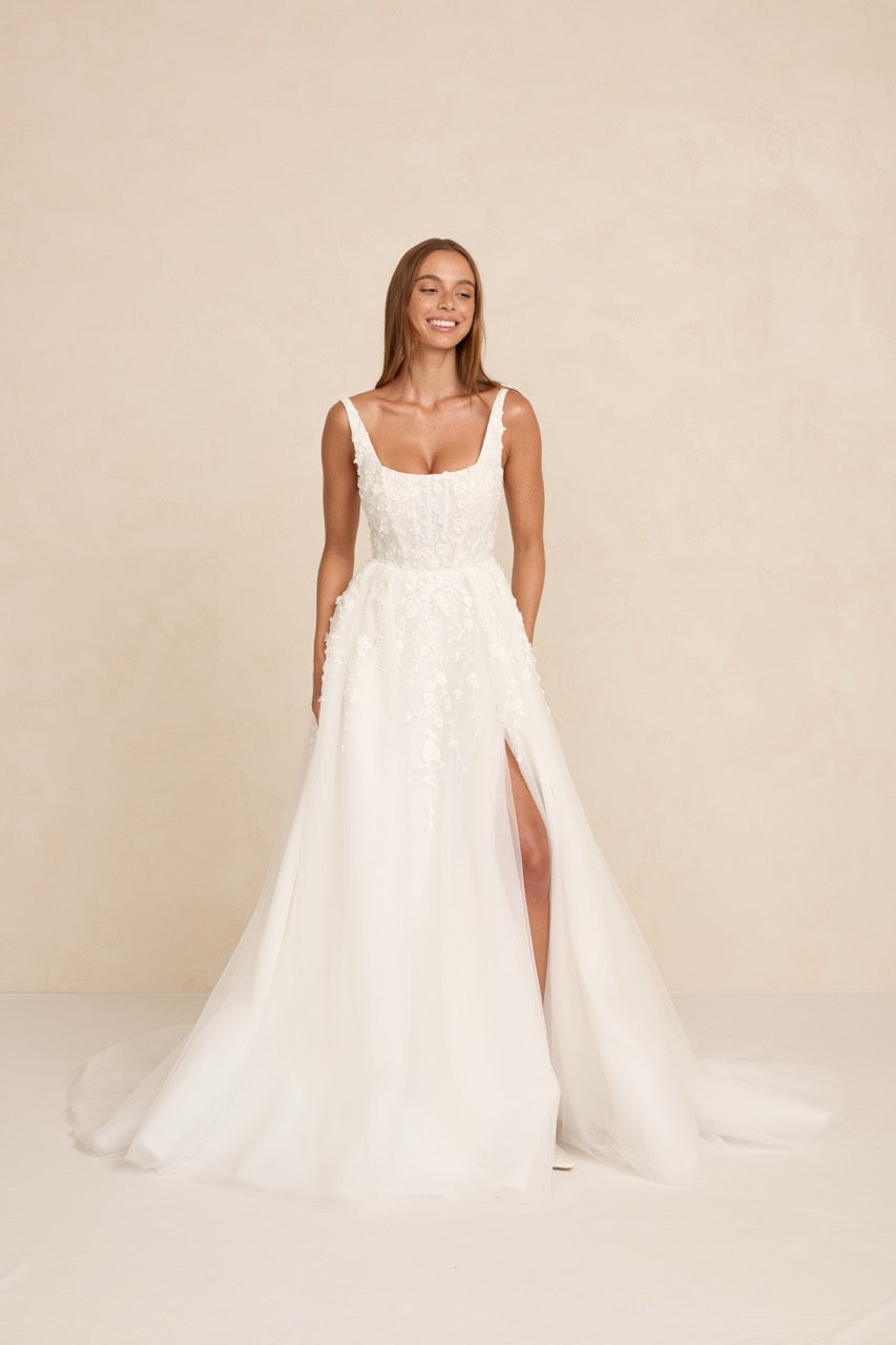 Zayn Brautkleid von MWL Bride mit floraler 3D-Spitze, klarer Linienführung und weich fallendem Tüllrock.