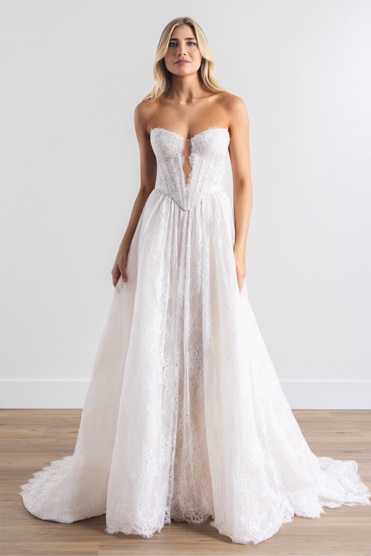 Brautkleid aus Spitze bei Lys Kyss Bridal nahe Bad Homburg