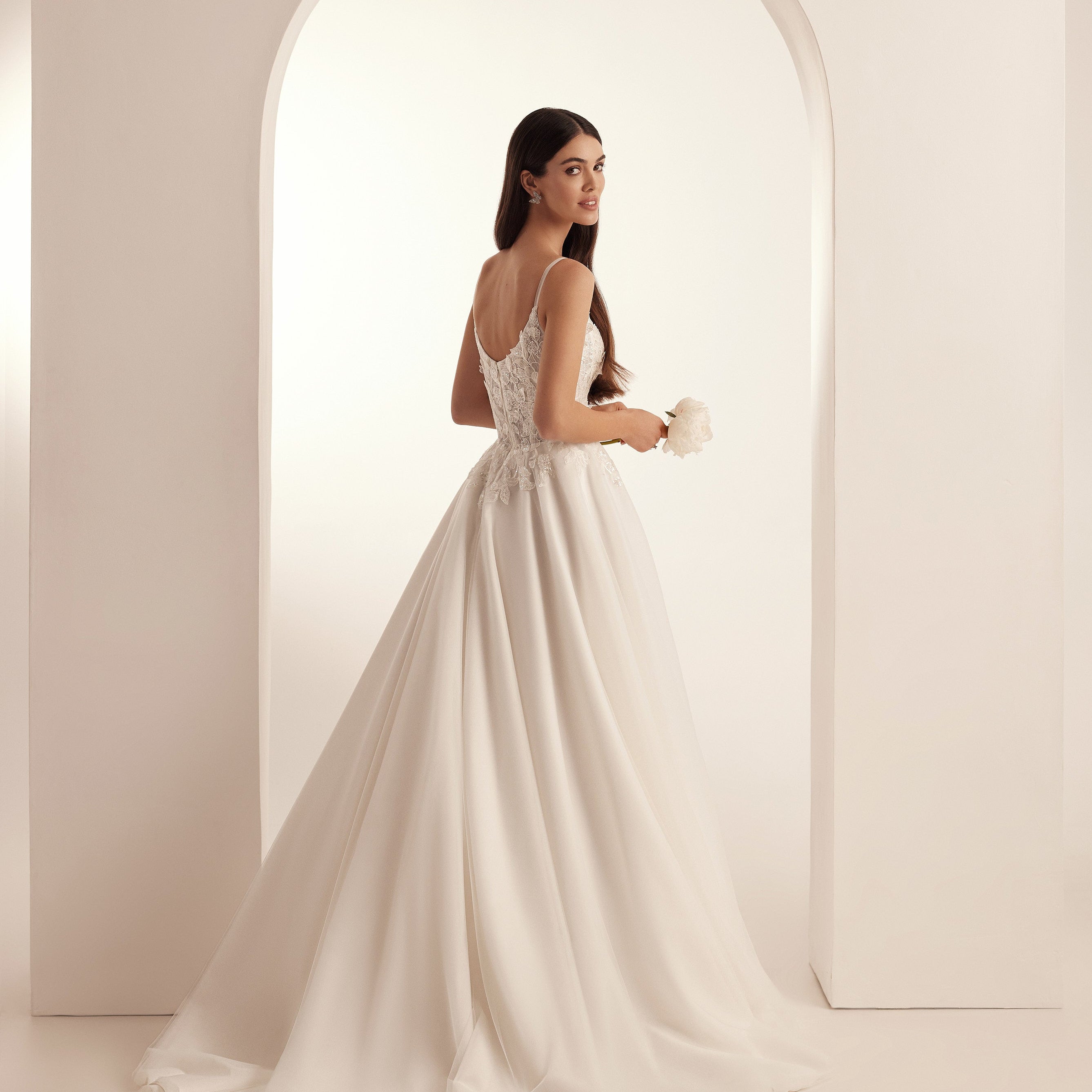 Brautkleid in fließender A-Linie mit weichem Fall, zarter Verzierung im Oberteil