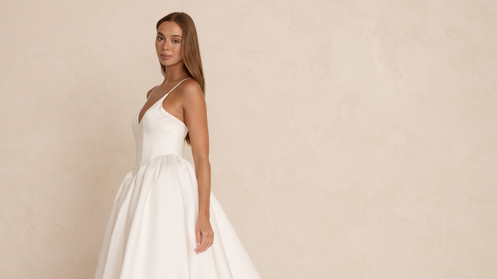 Brautkleider Wuerzburg mit sichtbarer Präsenz, strukturierter Satin und klare A-Linie