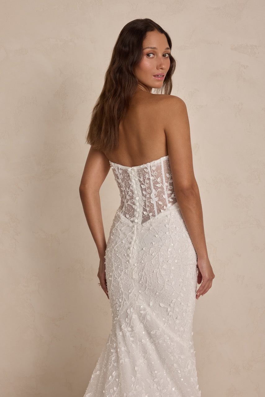 Brautkleider für Wuerzburg - Fit n Flare Brautkleid mit zarter 3 D Blüten-Spitze mit Bestickung.