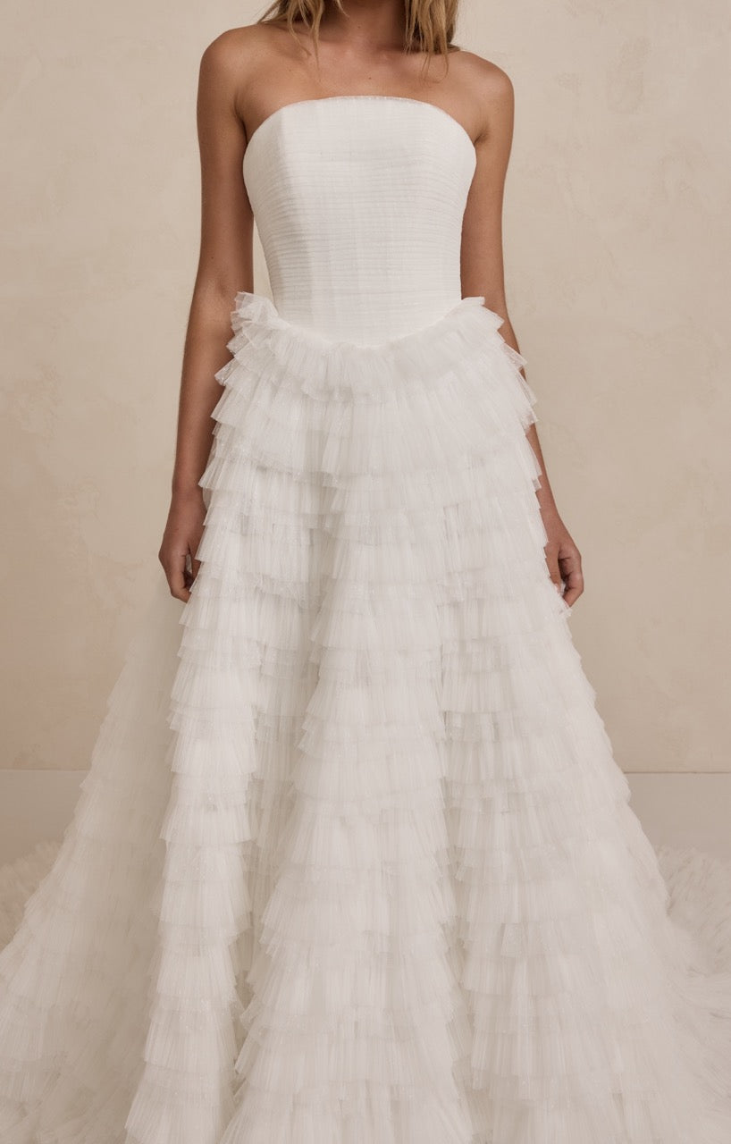 Glamouröses und exklusives Brautkleid mit Volumenrock – Designer-Brautmode Frankfurt am Main.