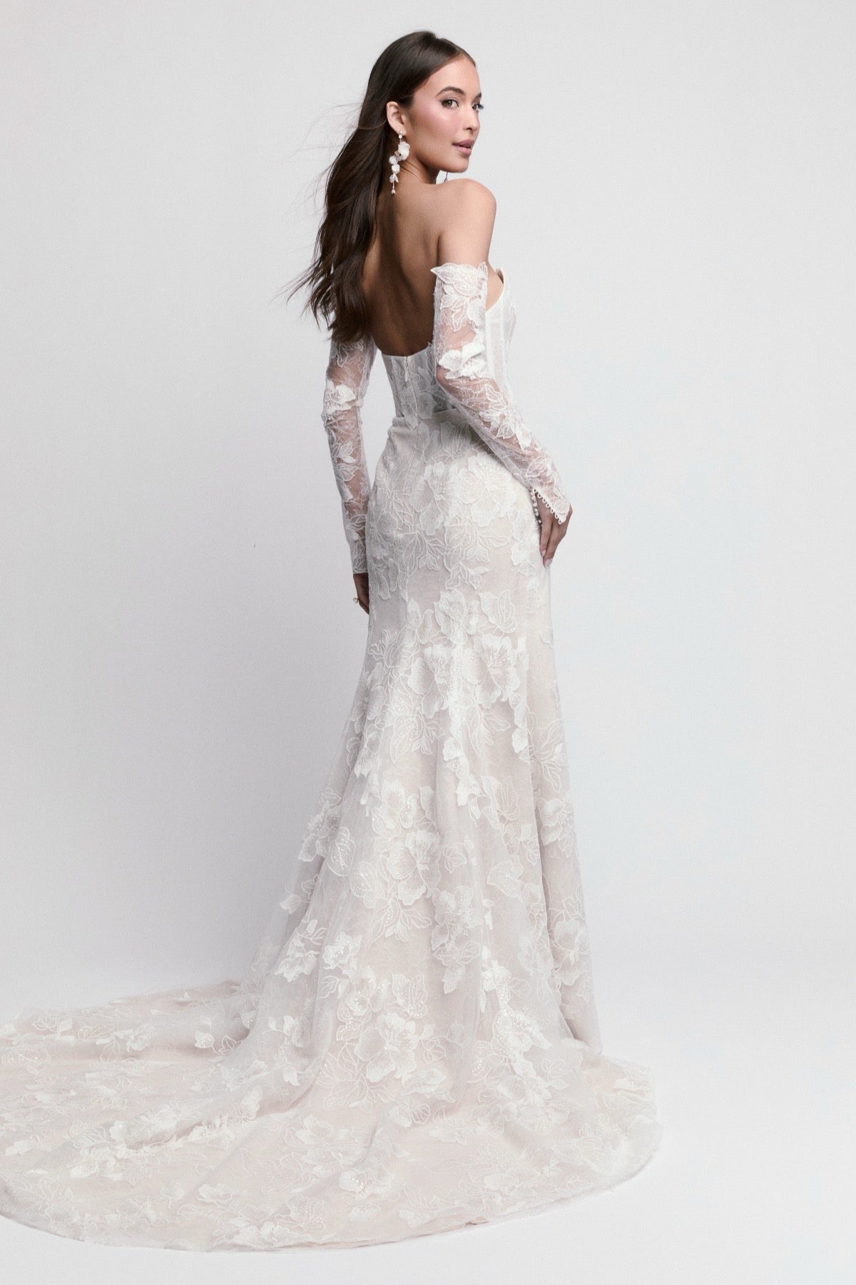 Brautkleid von Watters in Marktheidenfeld nahe Bad Homburg, moderne florale Spitze