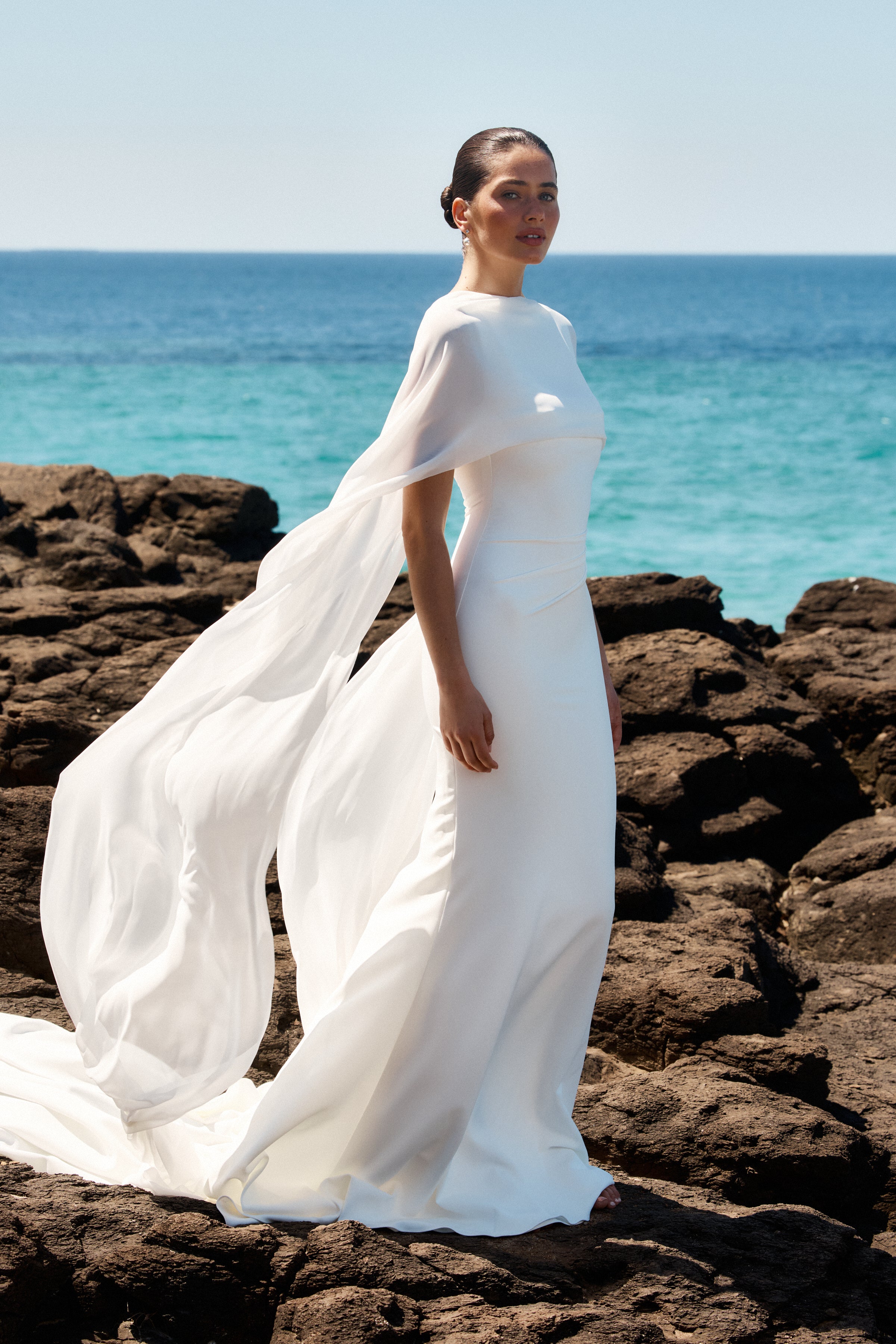 Modernes Hochzeitskleid Gates mit skulpturaler Silhouette und fließendem Gracie-Rock