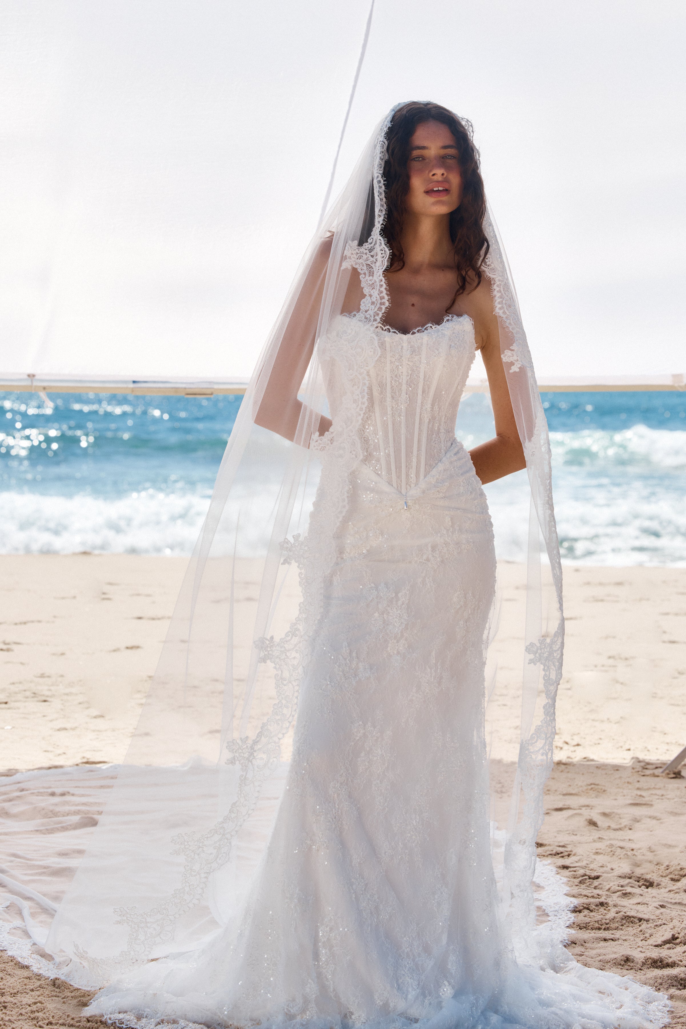 Brautkleid nahe Hanau: Meerjungfrau Still, in Spitze, die zart bestickt ist.