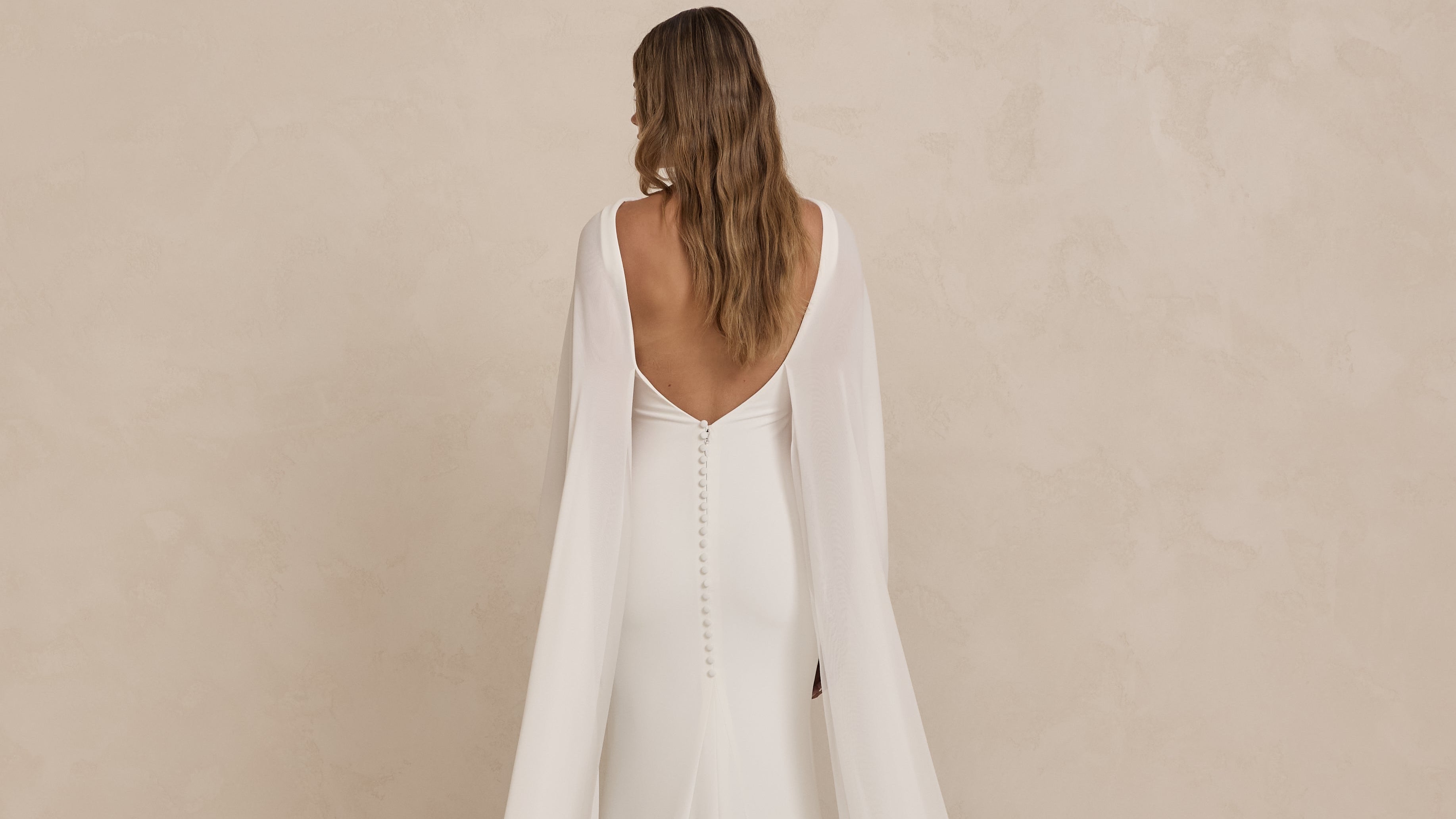 Cleane Brautkleider mit klarer Linienführung und moderner Silhouette bei Lys Kyss Bridal