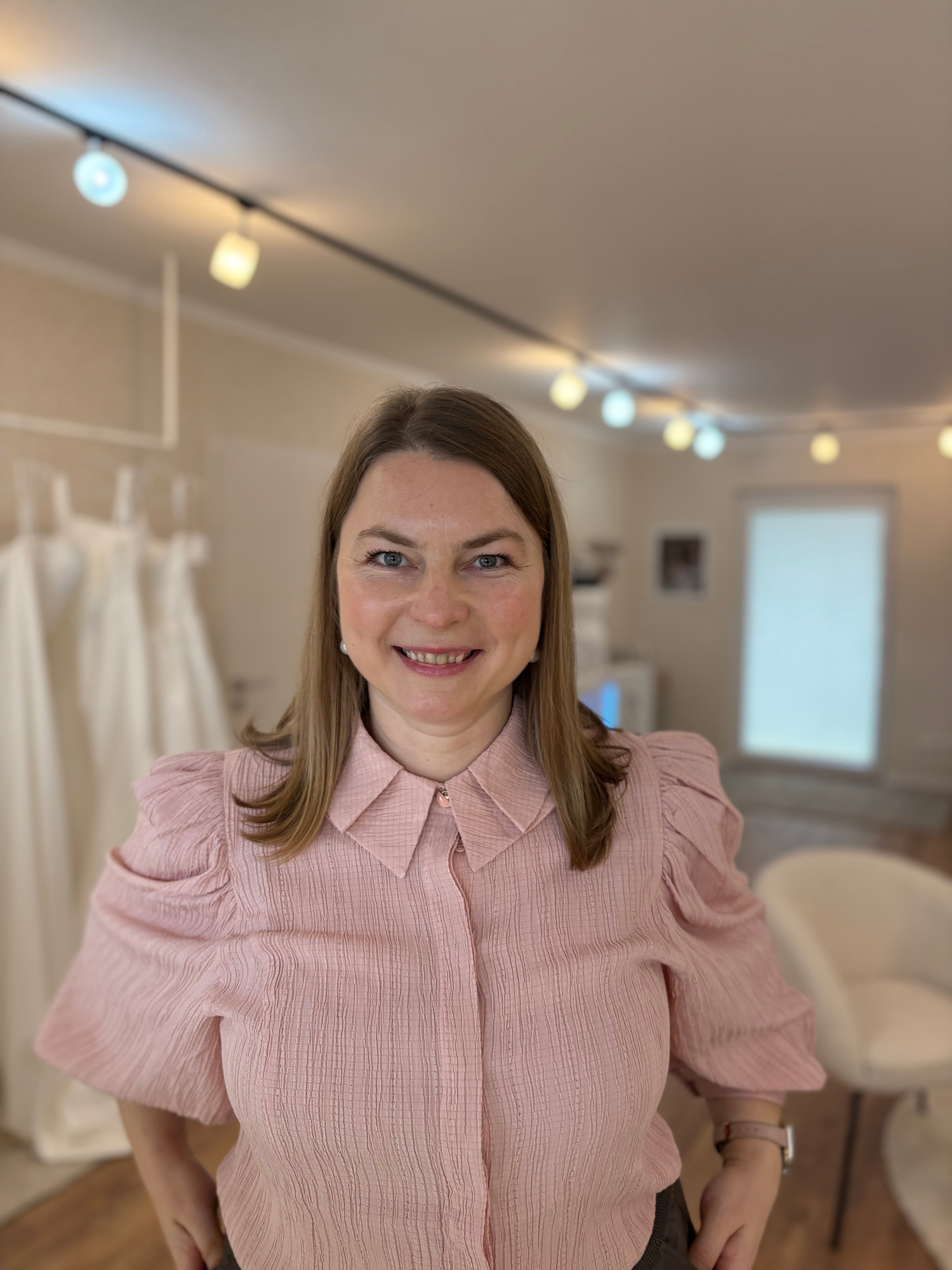 Brautstylistin Lisa Gerke im Brautmodengeschäft in der Nähe bei Lys Kyss