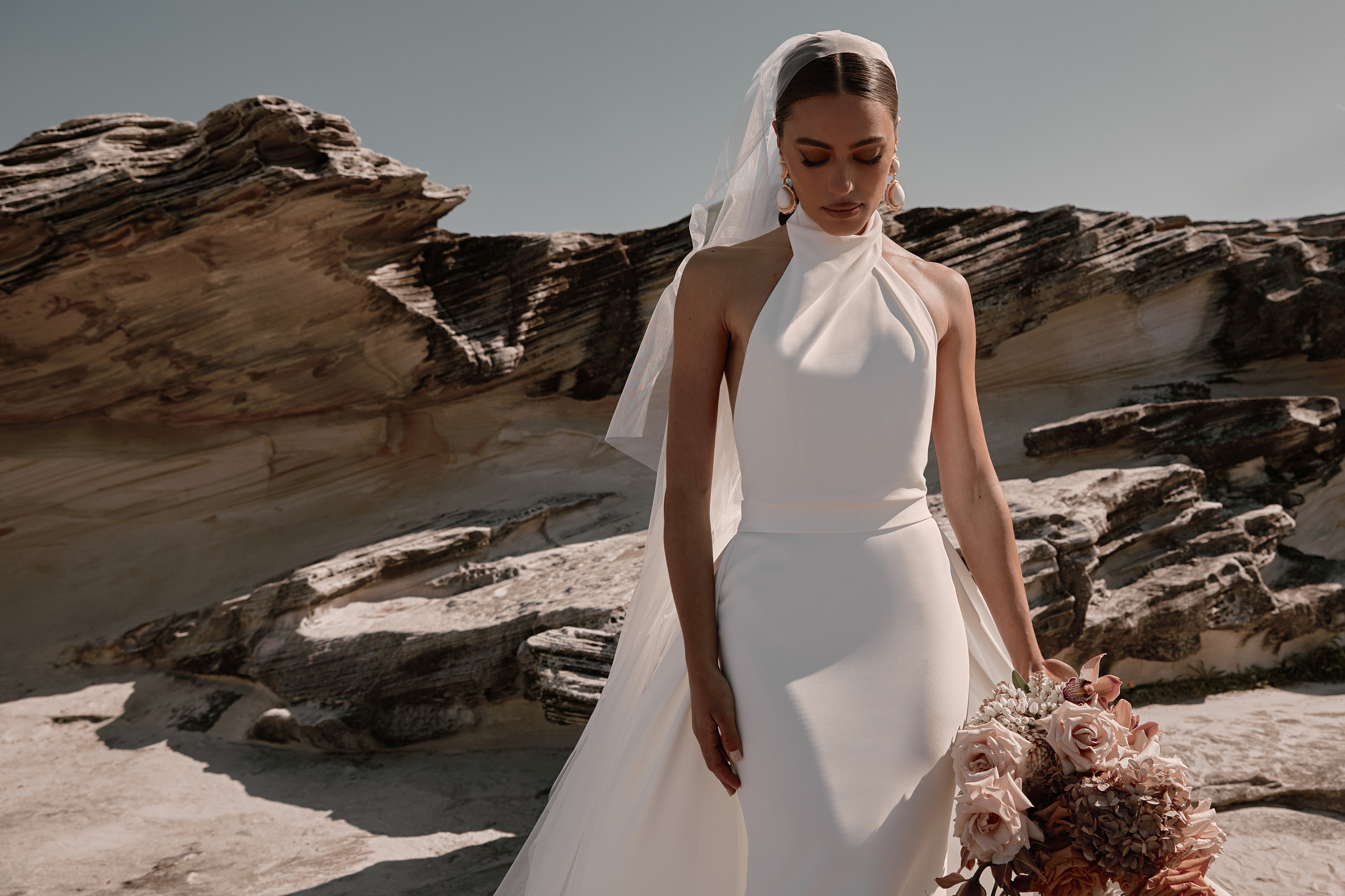 Elegantes Brautkleid aus Crepe mit klarer und stilvoller Linienführung. Anprobieren in Marktheidenfeld nahe Würzburg und Aschaffenburg möglich.