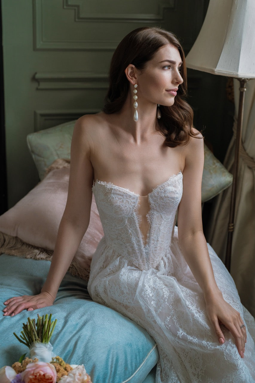 Extravagantes Brautkleid aus Spitze mit besonderen Details und femininer Wirkung