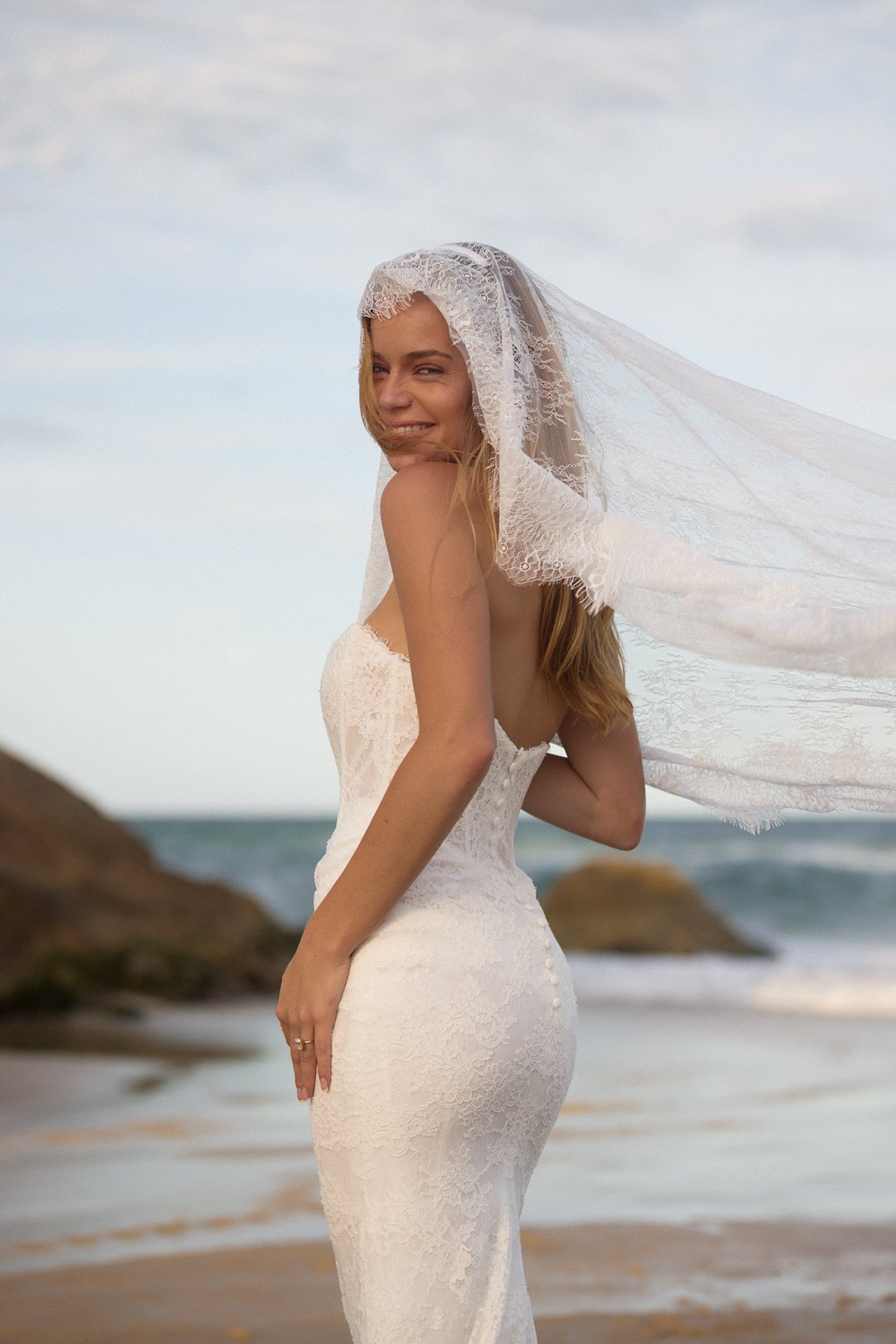 Brautkleid Romy von MWL Bride mit körpernaher Passform, definierter Taille und feiner Chantilly-Spitze.