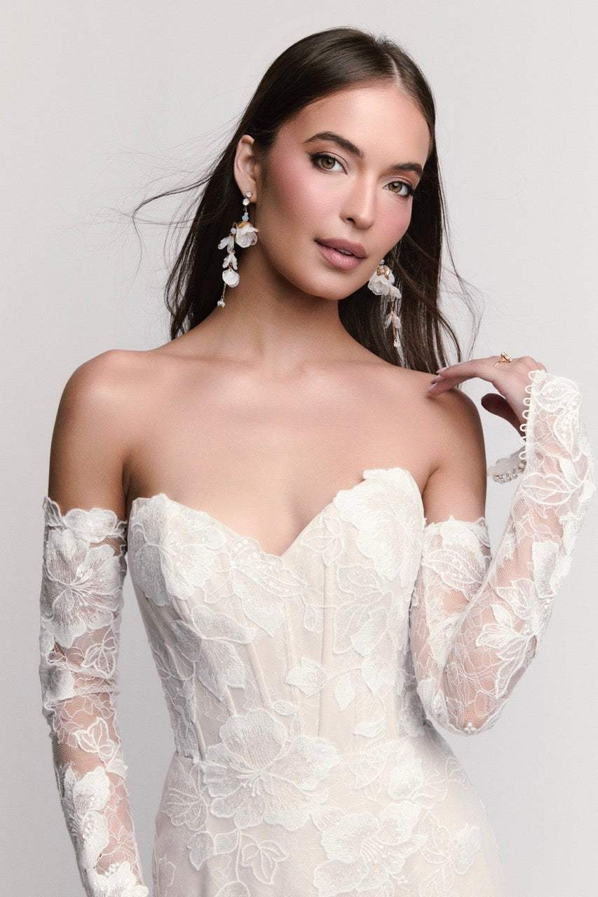 Figurbetontes Hochzeitskleid Tabby von Locket by Watters mit moderner Corsage und großem floralem Spitzenmuster.
