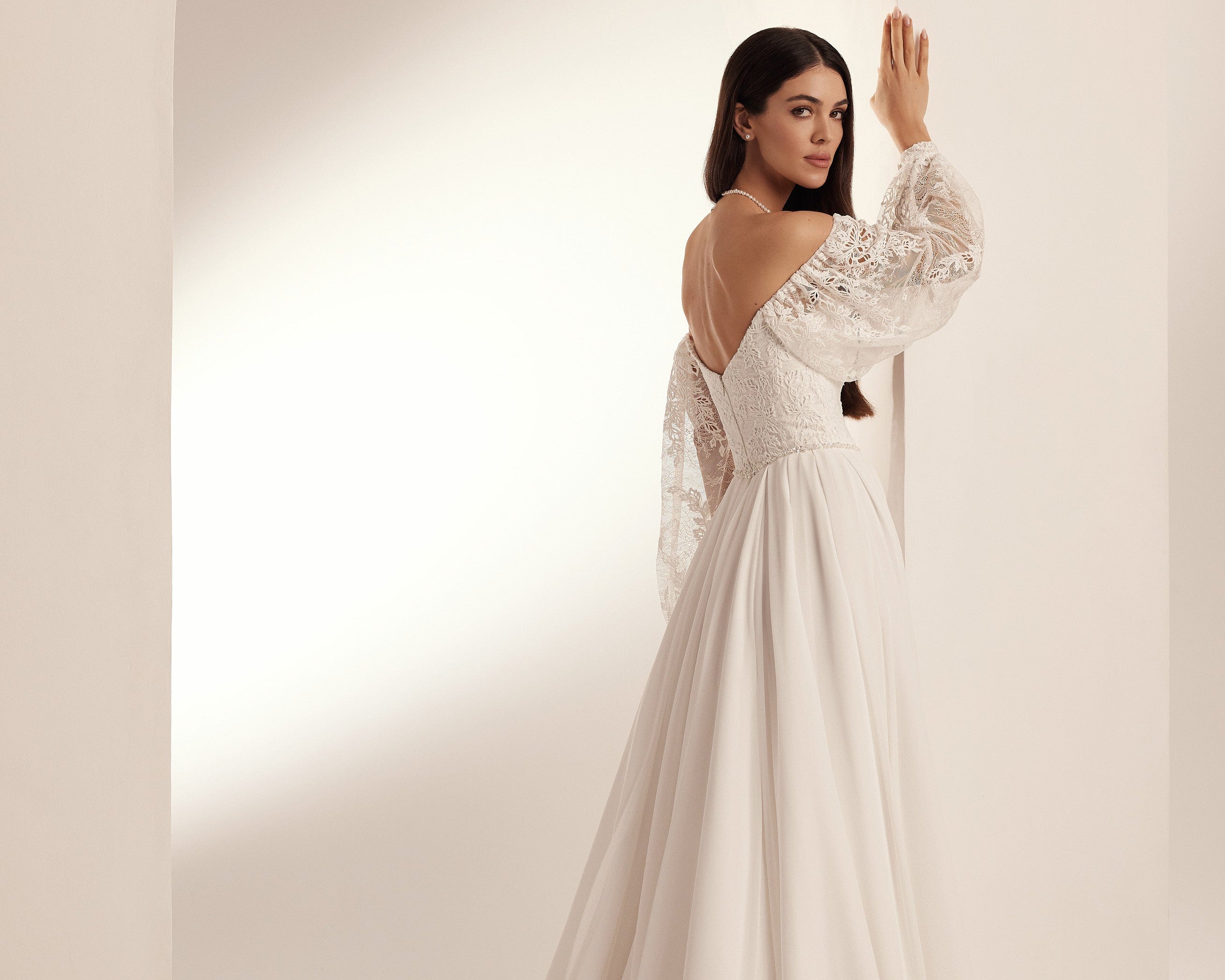 Fließendes Brautkleid mit sanfter Bewegung und leichter Silhouette, aus Chiffon 