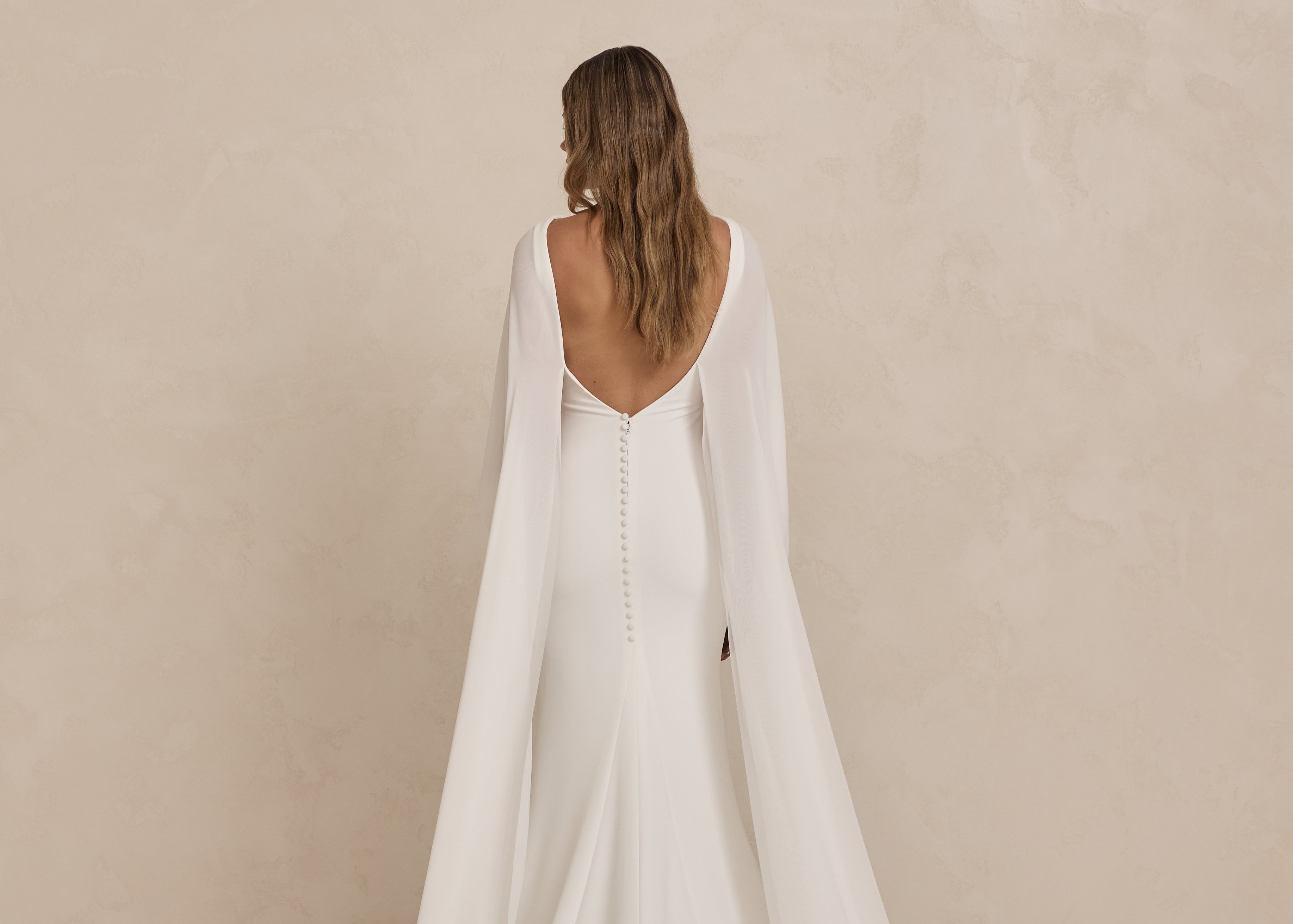 Elegantes Brautkleid Gates mit glattem Crepe, skulpturaler Form und sinnlichem Low Back