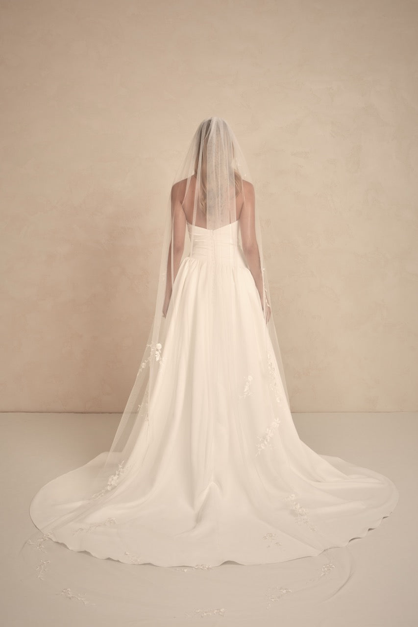 Braut trägt den Aria Schleier – zarter Tüll mit feinen Spitzenapplikationen  für einen romantischen Look.