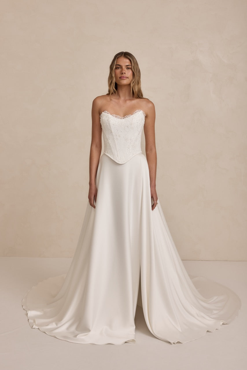 Landon Brautkleid mit zartem Spitzenmieder und fließendem Rock – moderne Eleganz mit zeitloser Ausstrahlung.