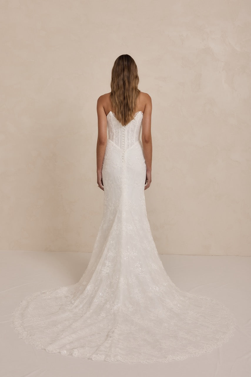 Braut trägt Scout von Made With Love mit optionalem Spitzenbolero – pure Anmut und moderne Romantik.