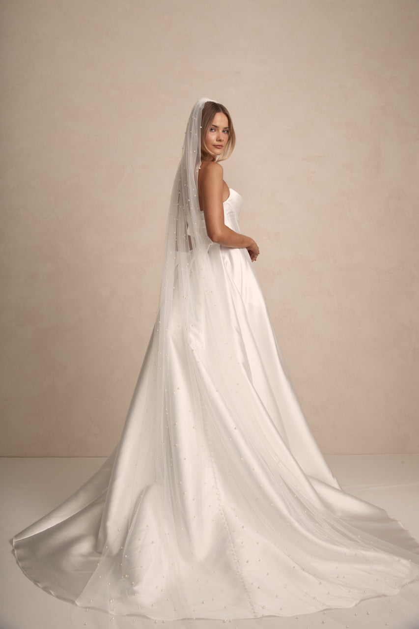 Detailaufnahme des Pearl Veils – weicher Ivory-Tüll mit elegantem Perlenverlauf.