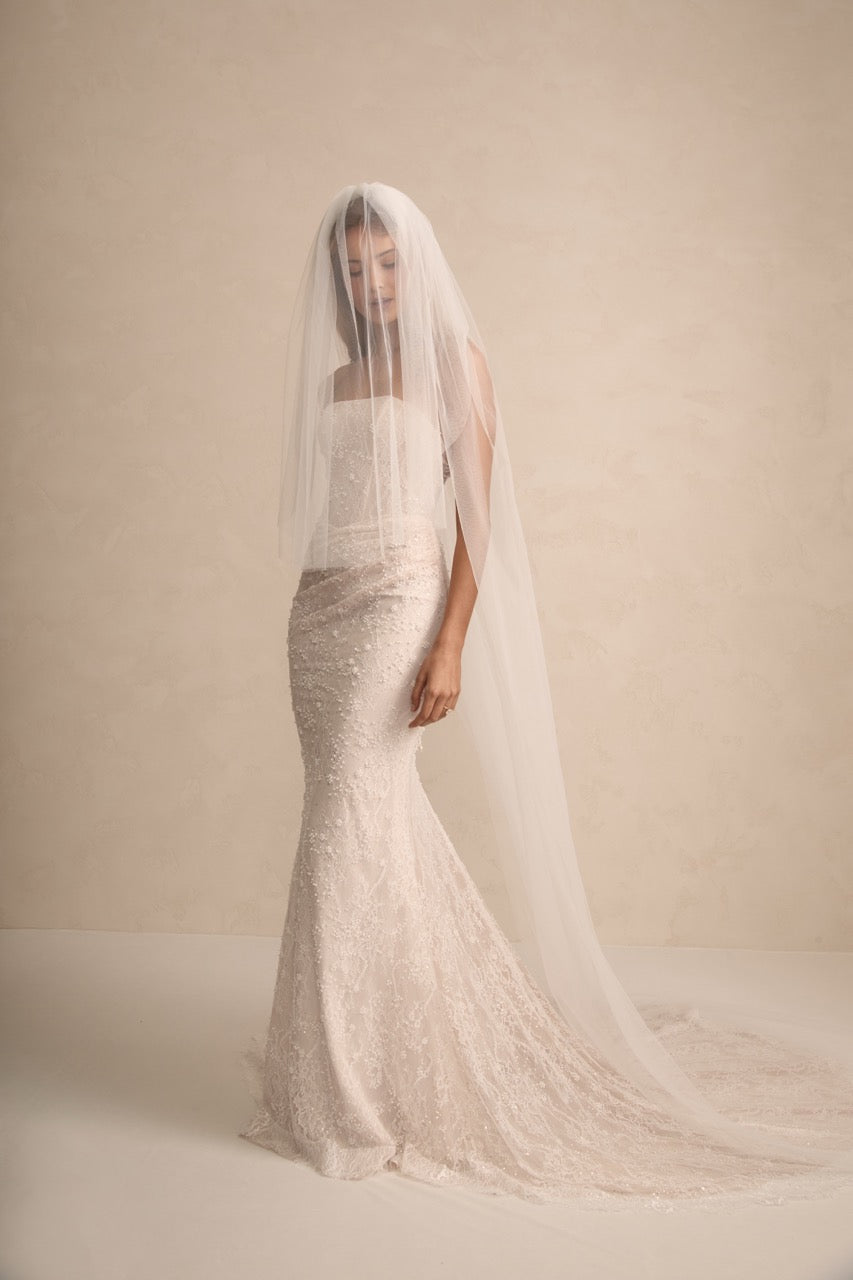 Braut trägt den Isobel Veil von Made With Love – zweilagiger Schleier aus weichem Tüll für einen klassischen Look.