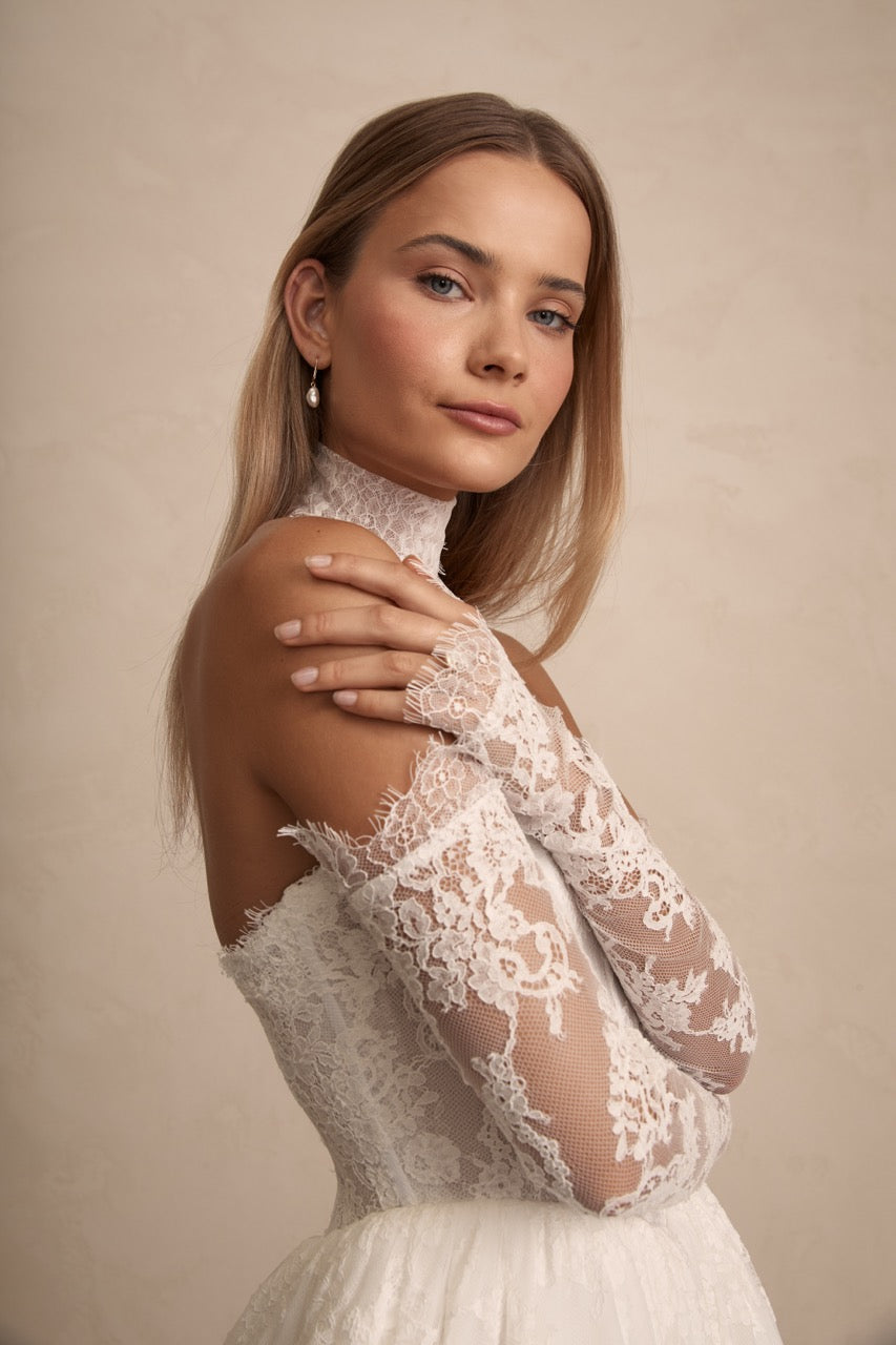 Detailaufnahme des Mieders von Prim – figurbetonte Passform mit feiner Basque-Taille und optionalen Trägern.