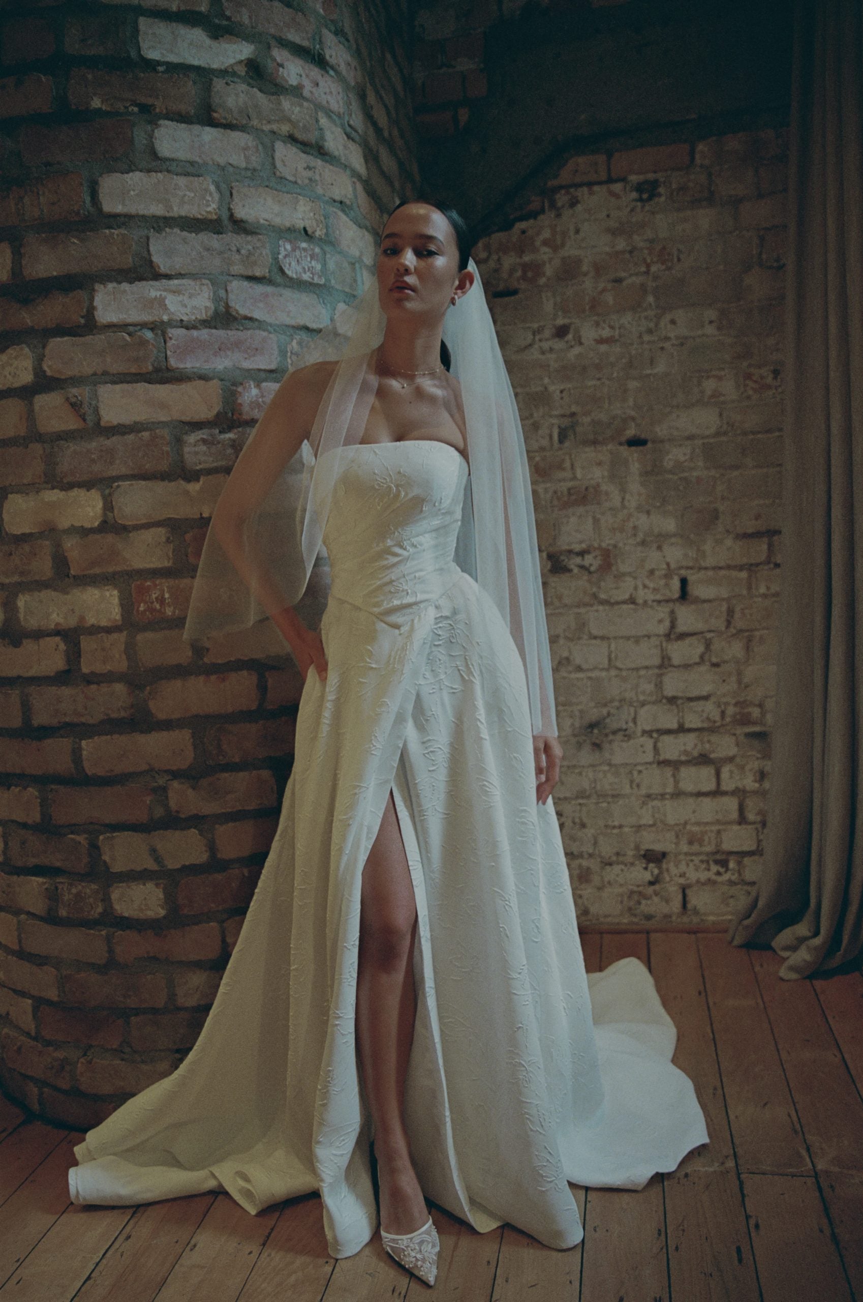 Braut im Ponsonby Kleid von Hera Couture – modernes Jacquard-Brautkleid mit skulpturaler Silhouette und klaren Linien.