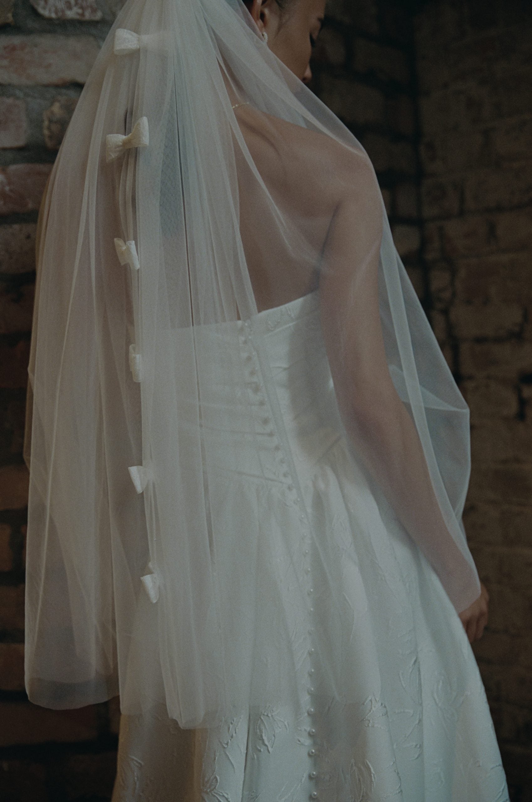 Braut trägt das Ponsonby Kleid von Hera Couture – minimalistisches Design mit strukturiertem Jacquard und moderner, klarer Formensprache.