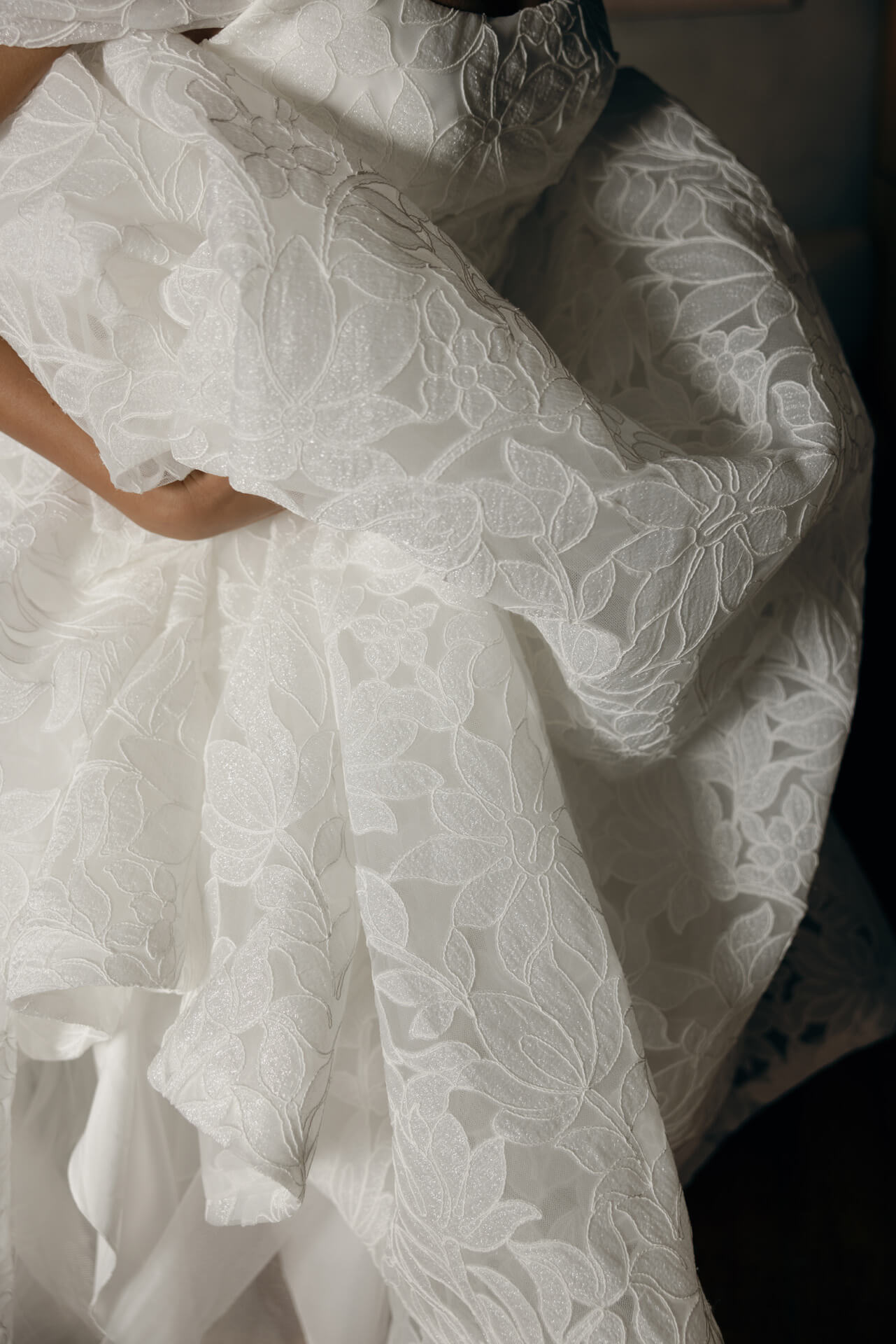 Hera Couture Brautkleid Nahaufnahme vom Rock mit schimmernder Spitze