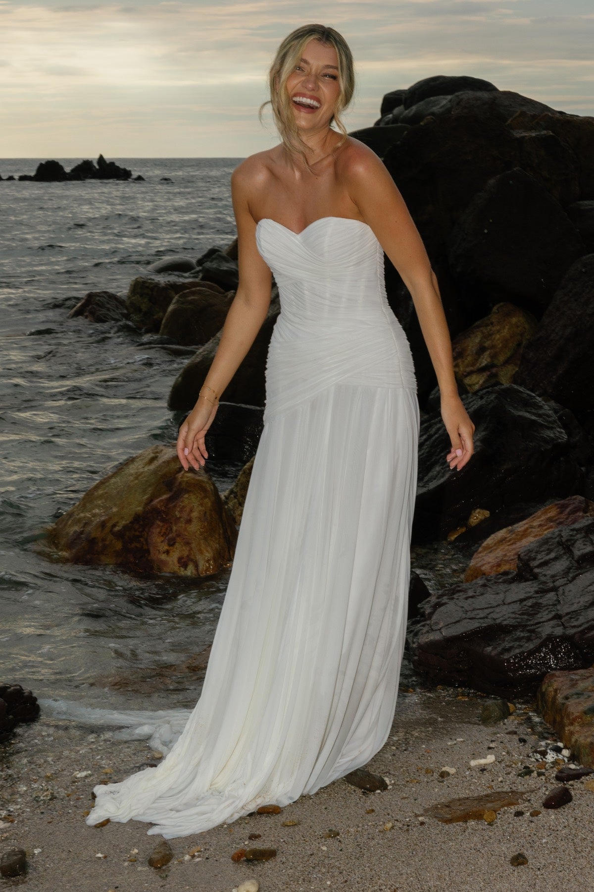 Hochzeitskleid Beck von Locket by Watters mit strukturierter Corsage und moderner Silhouette.