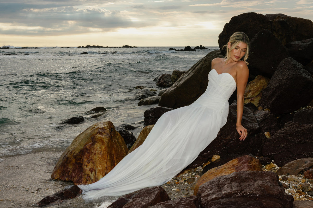 Hochzeitskleid Beck von Locket by Watters mit figurbetonter Passform und fließend auslaufender A-Linie.