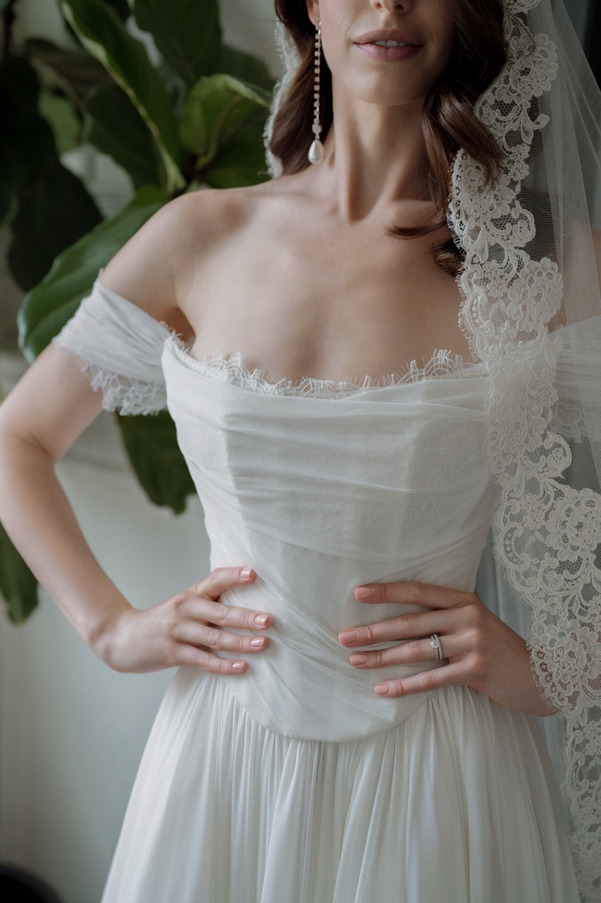 Hochzeitskleid Calla von Locket by Watters mit filigraner Highclare-Spitze am Ausschnitt und dezent sichtbaren Spitzendetails in der Corsage.
