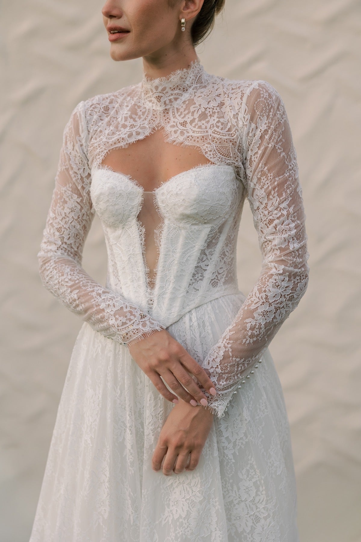 Hochzeitskleid Charlotte von Locket by Watters mit floraler Caterina-Spitze und moderner Ballgown-Silhouette.