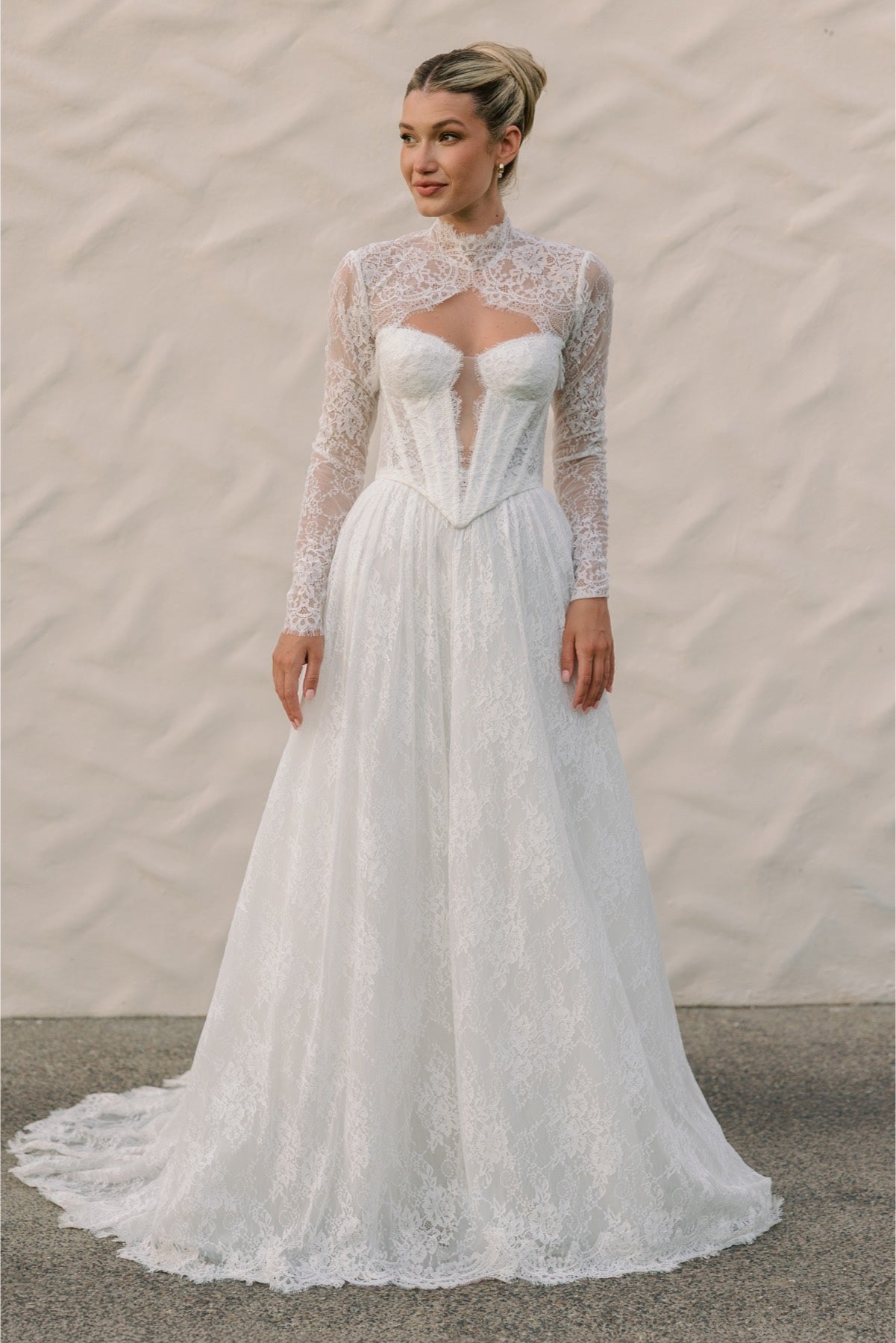 Hochzeitskleid Charlotte von Locket by Watters mit floraler All-over-Spitze, strukturierter Corsage und femininer Ballgown-Silhouette.