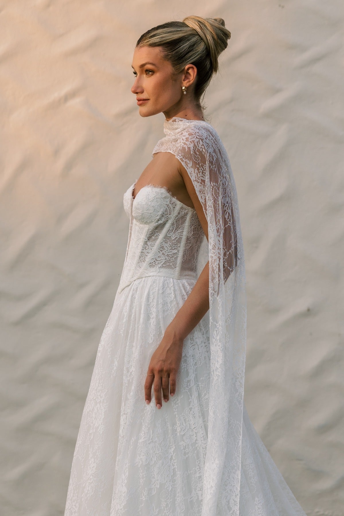 Hochzeitskleid Charlotte von Locket by Watters mit moderner Basque Waist und femininem Ballrock.