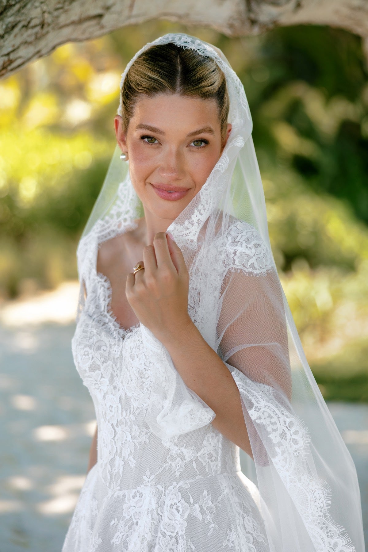 Modernes Hochzeitskleid Louetta von Locket by Watters mit formstabilem A-Linien-Rock und Spitze.