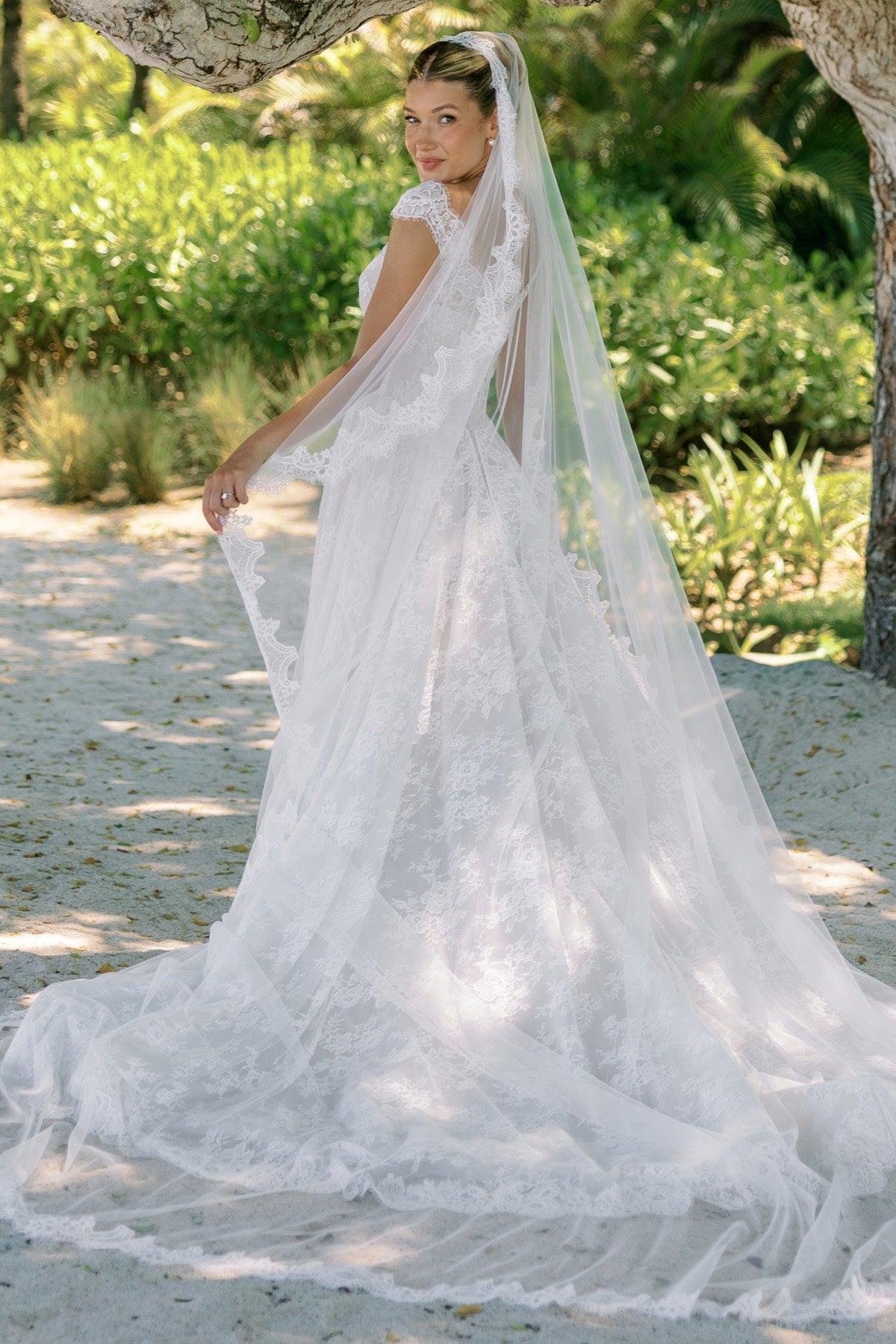 Hochzeitskleid Louetta von Locket by Watters mit integrierter Corsage und floraler Spitze.