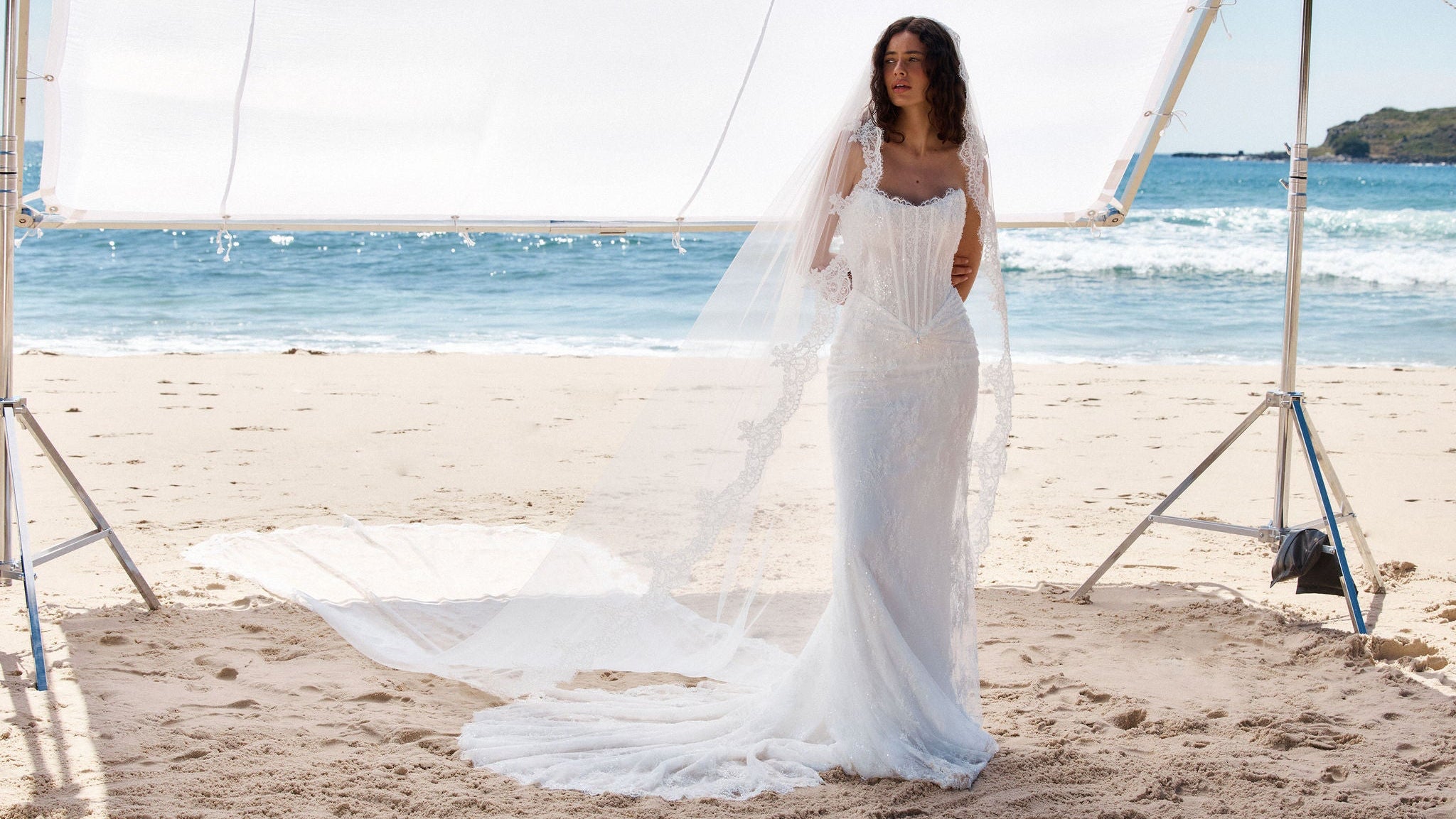 Figurbetontes Brautkleid aus zarter Spitze bestickt und einem langen Statement Schleier bei Lys Kyss Bridal Boutique nahe Frankfurt am Main