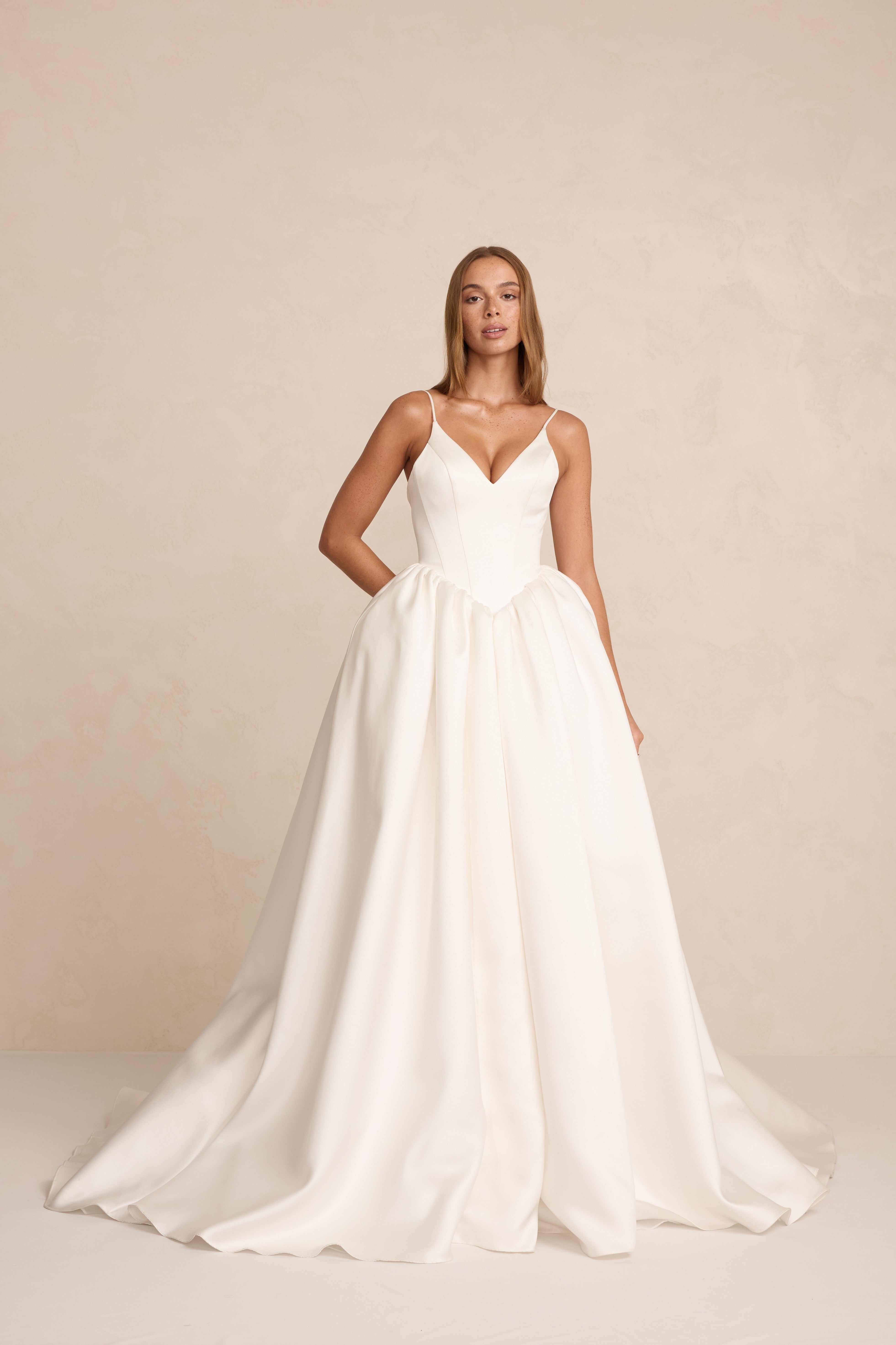 Brautkleid Lake aus Duchesse-Satin mit dezentem V-Ausschnitt und klarer, strukturierter Silhouette