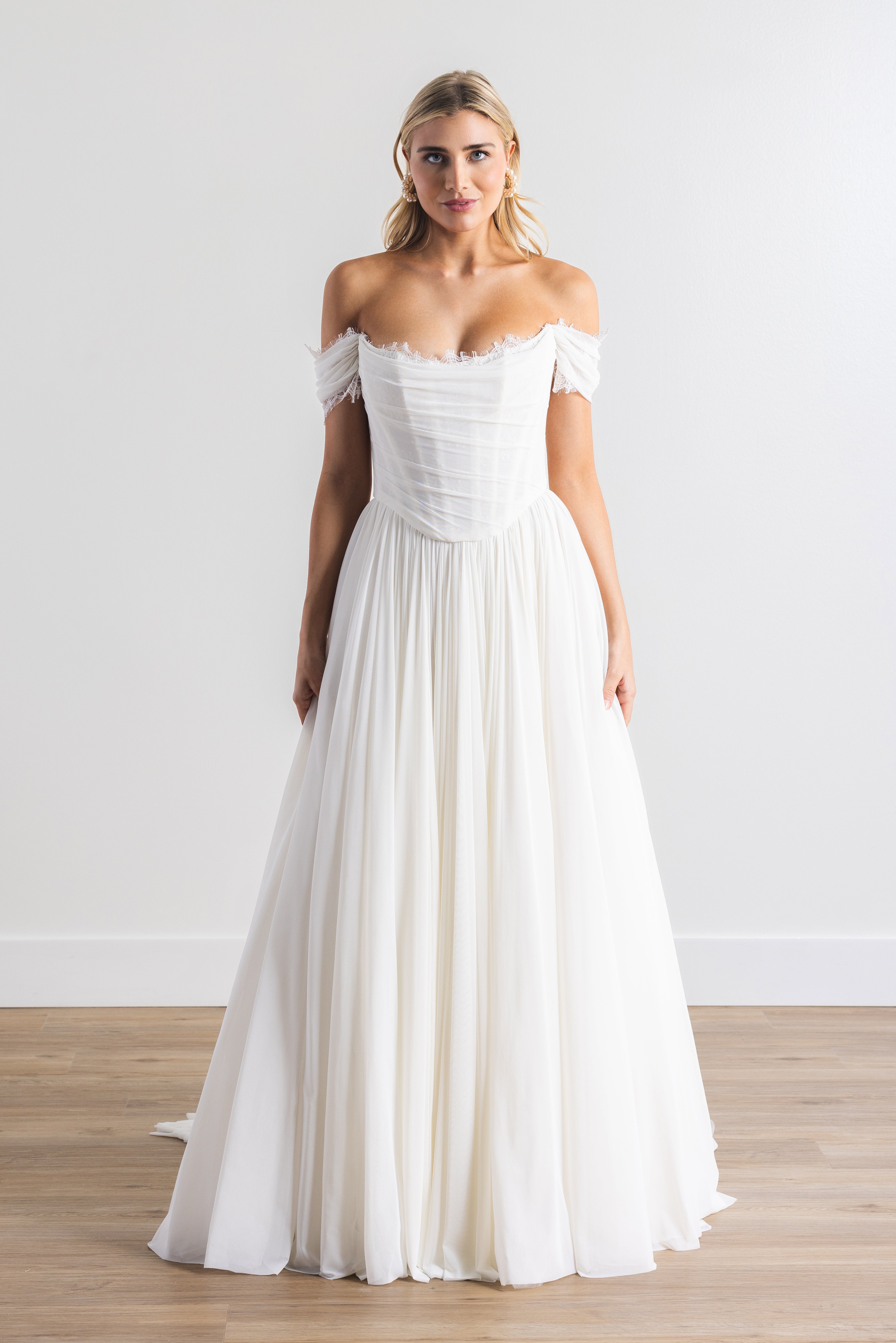 Leichtes Hochzeitskleid Calla von Locket by Watters mit fließendem Stretch Mesh und natürlicher Bewegung.