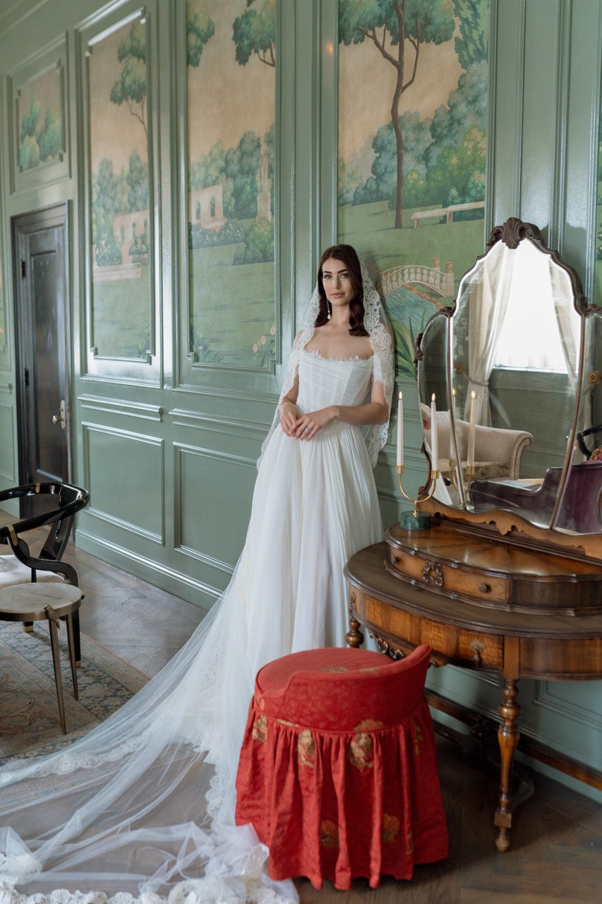 Fließendes Brautkleid von Locket by Watters mit weicher A-Linie, integrierter Korsage und femininer moderner Silhouette bei Lys Kyss Bridal