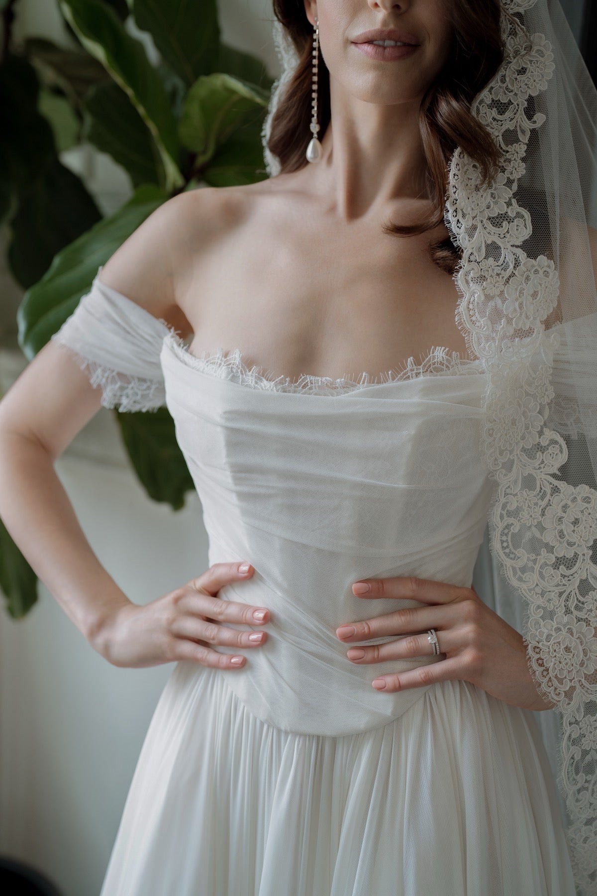 Detailreiches Brautkleid von Locket by Watters, kann in privater Anprobe bei Lys Kyss Bridal Boutique anprobiert werden