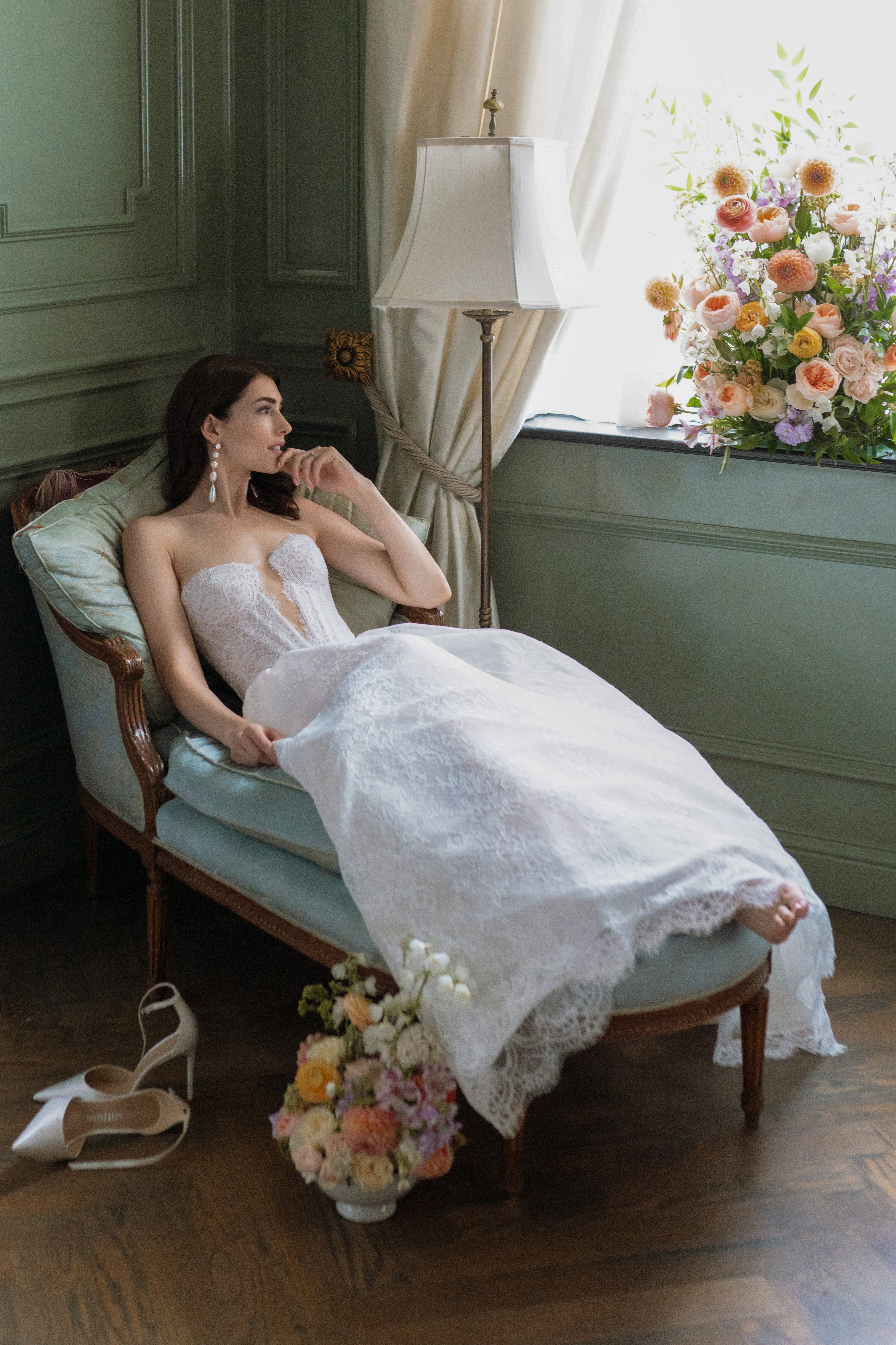 Modernes Spitzenbrautkleid von Locket by Watters mit weichen Details, Korsage und femininer Ausstrahlung