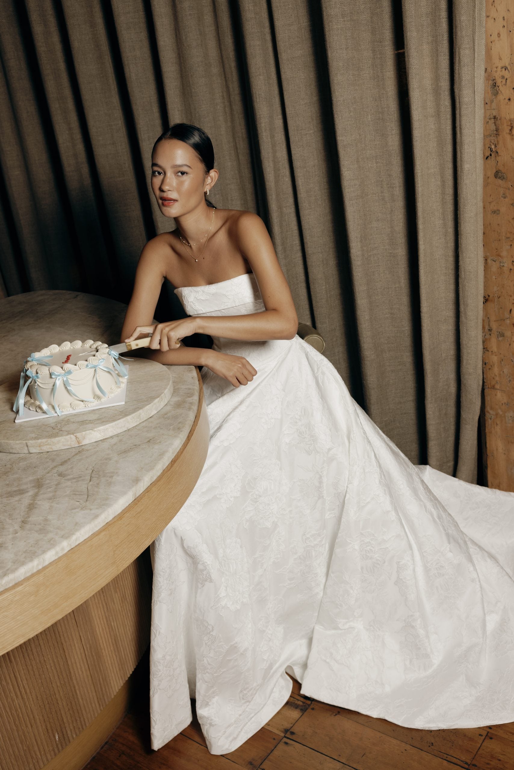 Braut im Perth Kleid von Hera Couture – trägerloses Brokat-Brautkleid mit moderner, strukturierter Silhouette.