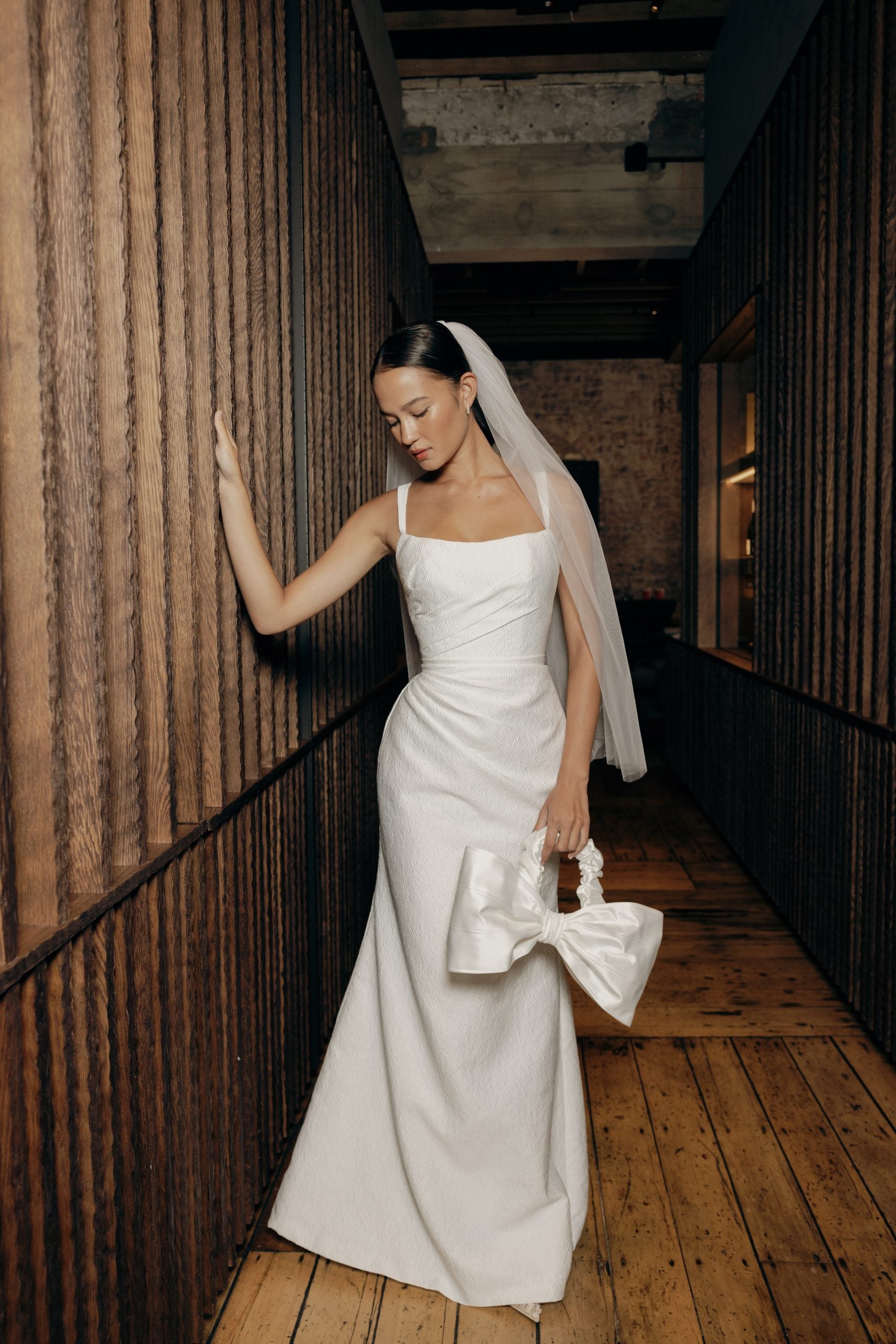 Braut im Dunedin Kleid von Hera Couture – modernes Brautkleid mit Square-Ausschnitt und asymmetrischer Drapierung.