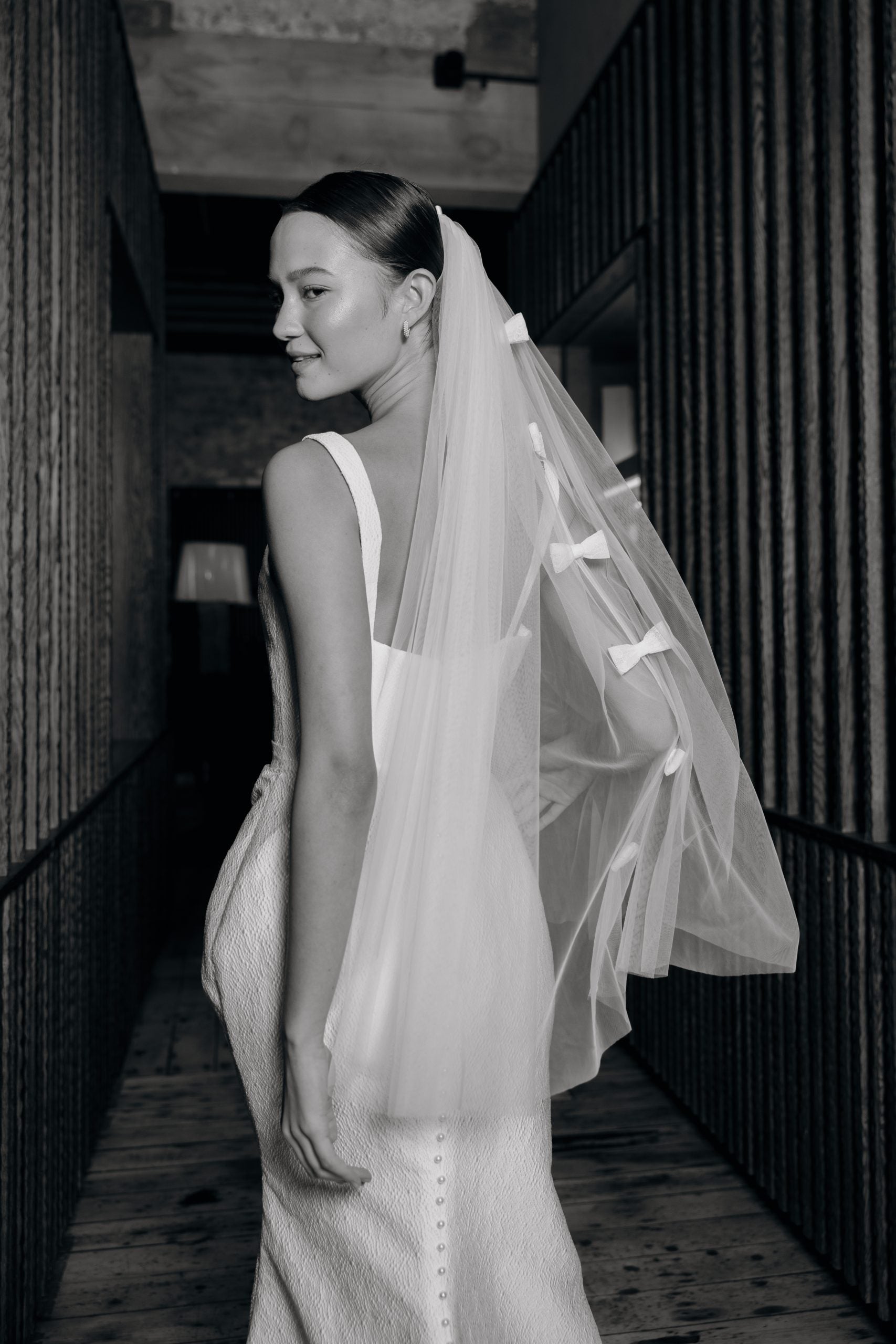 Dunedin Brautkleid mit schlanker, verlängerter Silhouette – moderner, purer Look mit skulpturaler Wirkung.