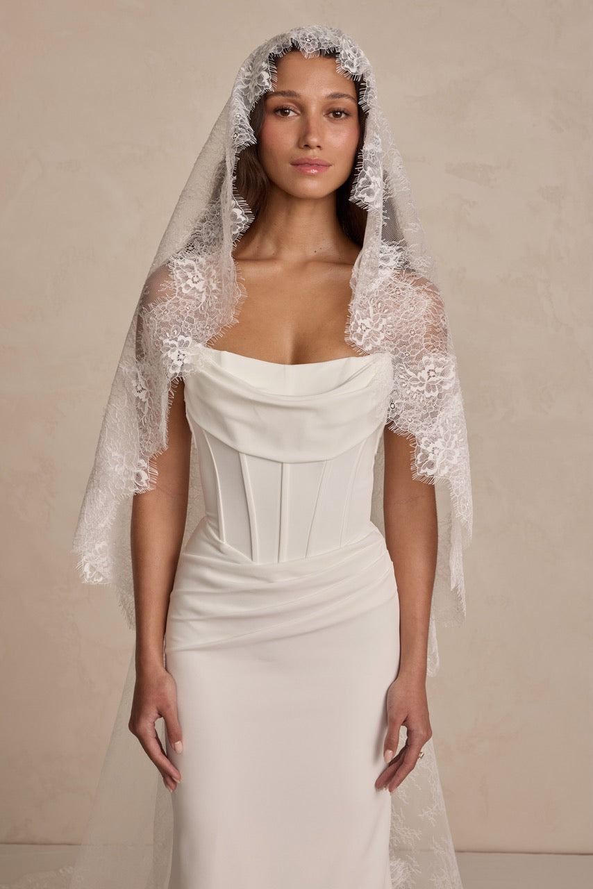 Minimalistische Brautkleider mit reduzierter Ästhetik und hochwertigen Stoffen. Modernes Designer-Brautkleid von MWL Bride bei Lys Kyss Bridal Boutique