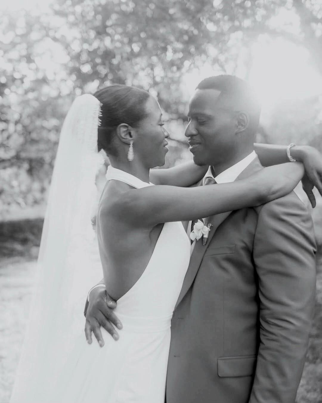 Minimalistisches elegantes Brautkleid mit feinen, bewussten Details. Neckholder und tiefer offener Rücken. Brautpaar sieht glücklich aus.