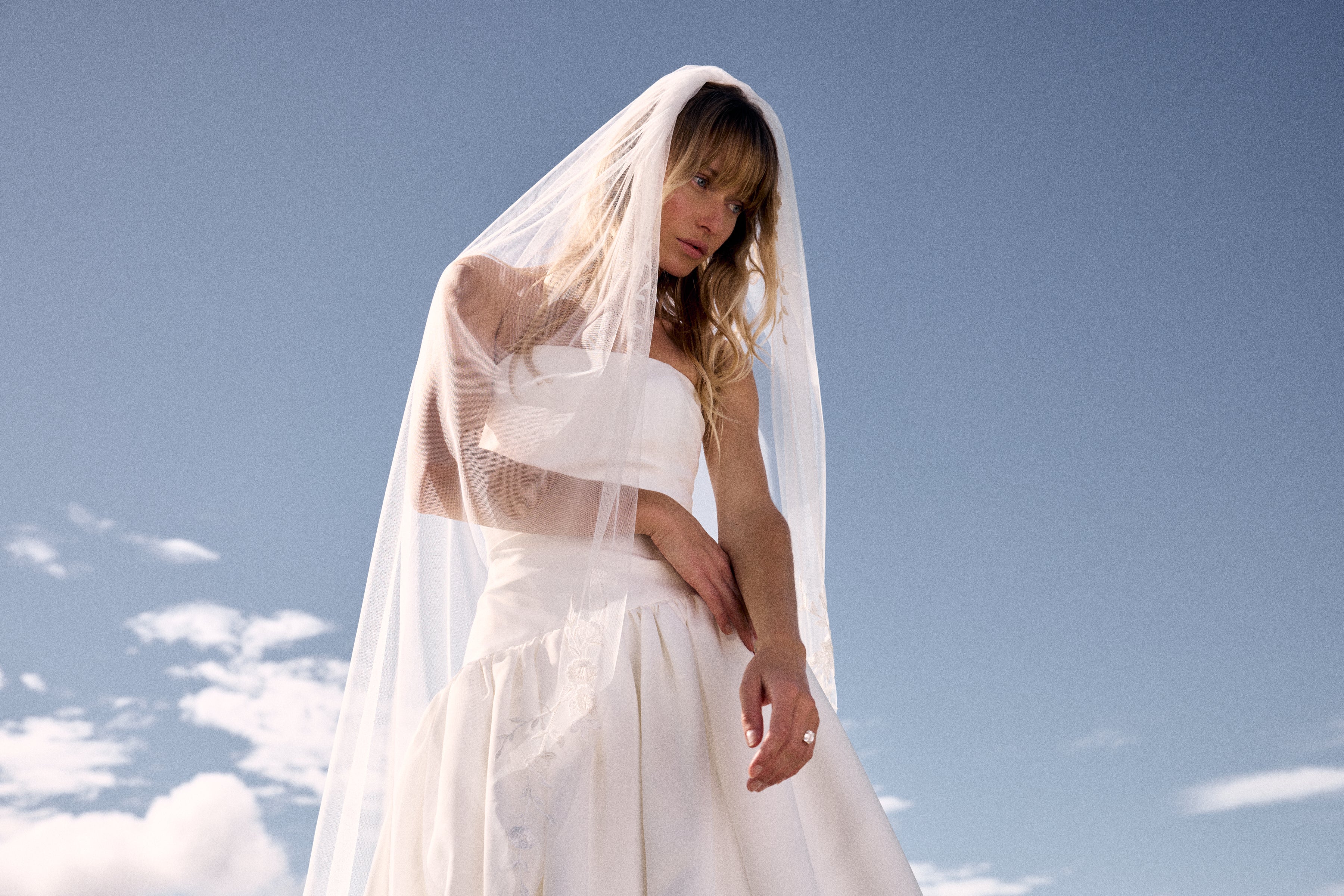 Modernes Brautkleid nahe Würzburg und Aschaffenburg. Klar Linien, feiner satin Stoff und eine Asymmetrische Taille 