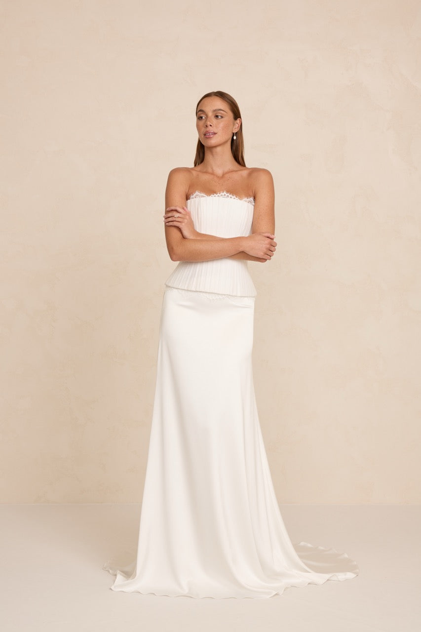 Modernes Brautkleid Duke von MWL Bride mit feinen Spitzendetails und einer Balance aus klarer Struktur und Leichtigkeit.
